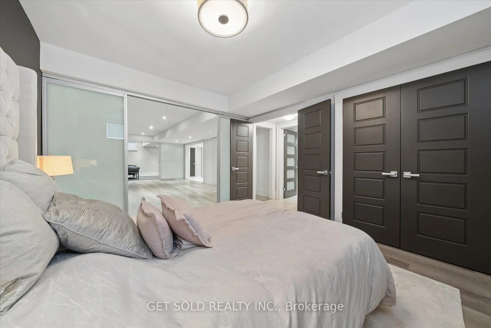 8 Thornhill Avenue