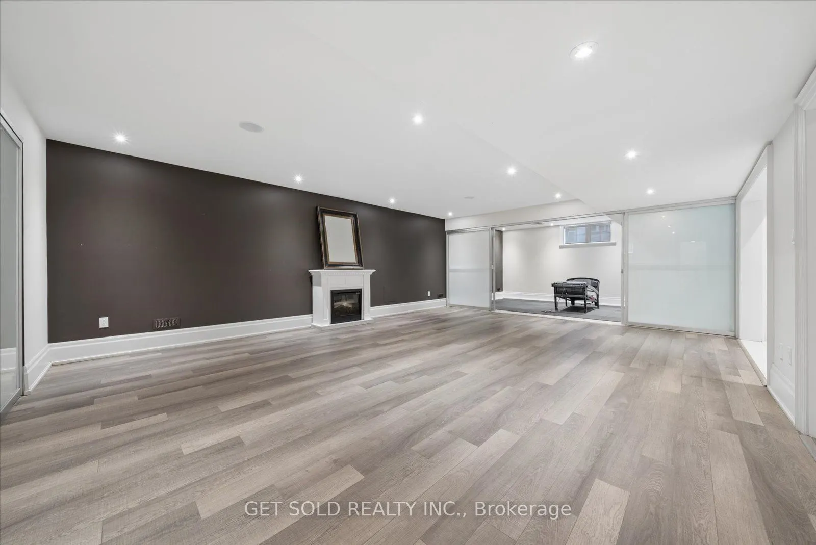 8 Thornhill Avenue