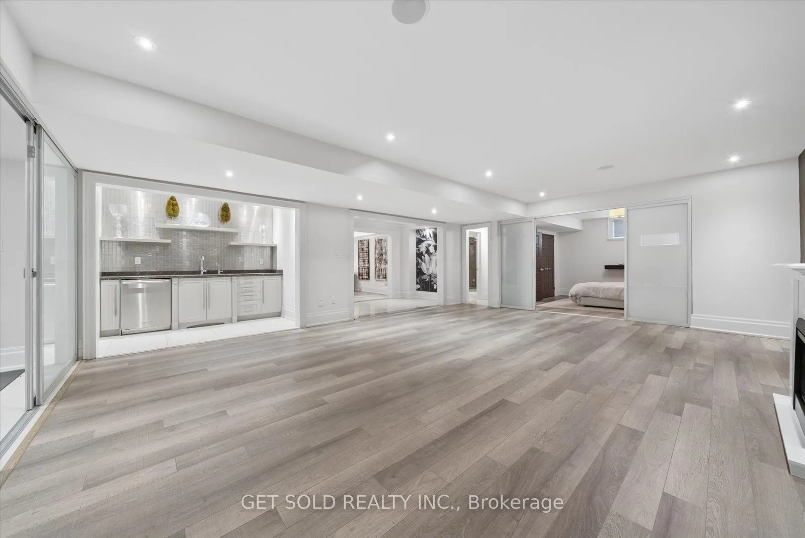 8 Thornhill Avenue