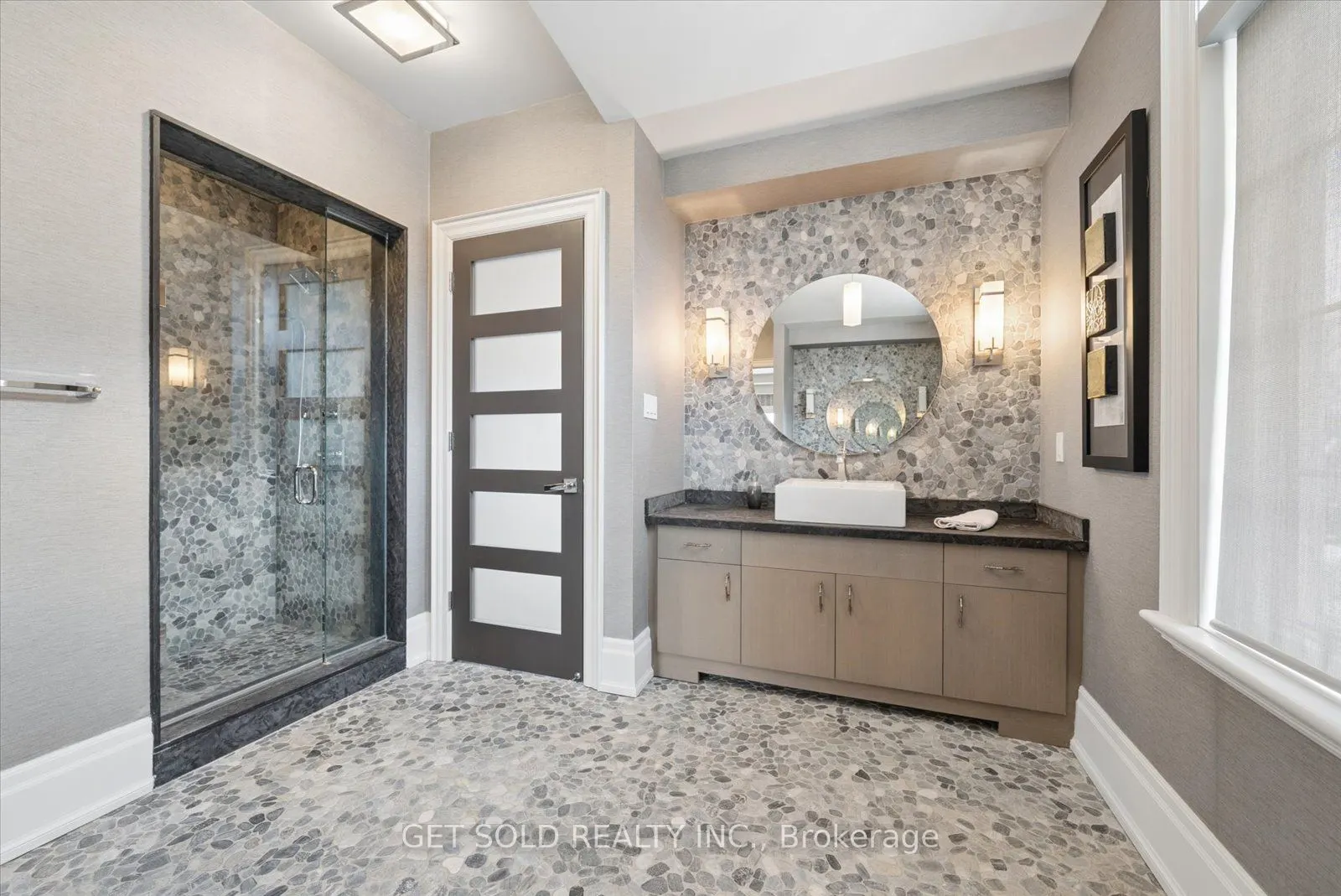 8 Thornhill Avenue