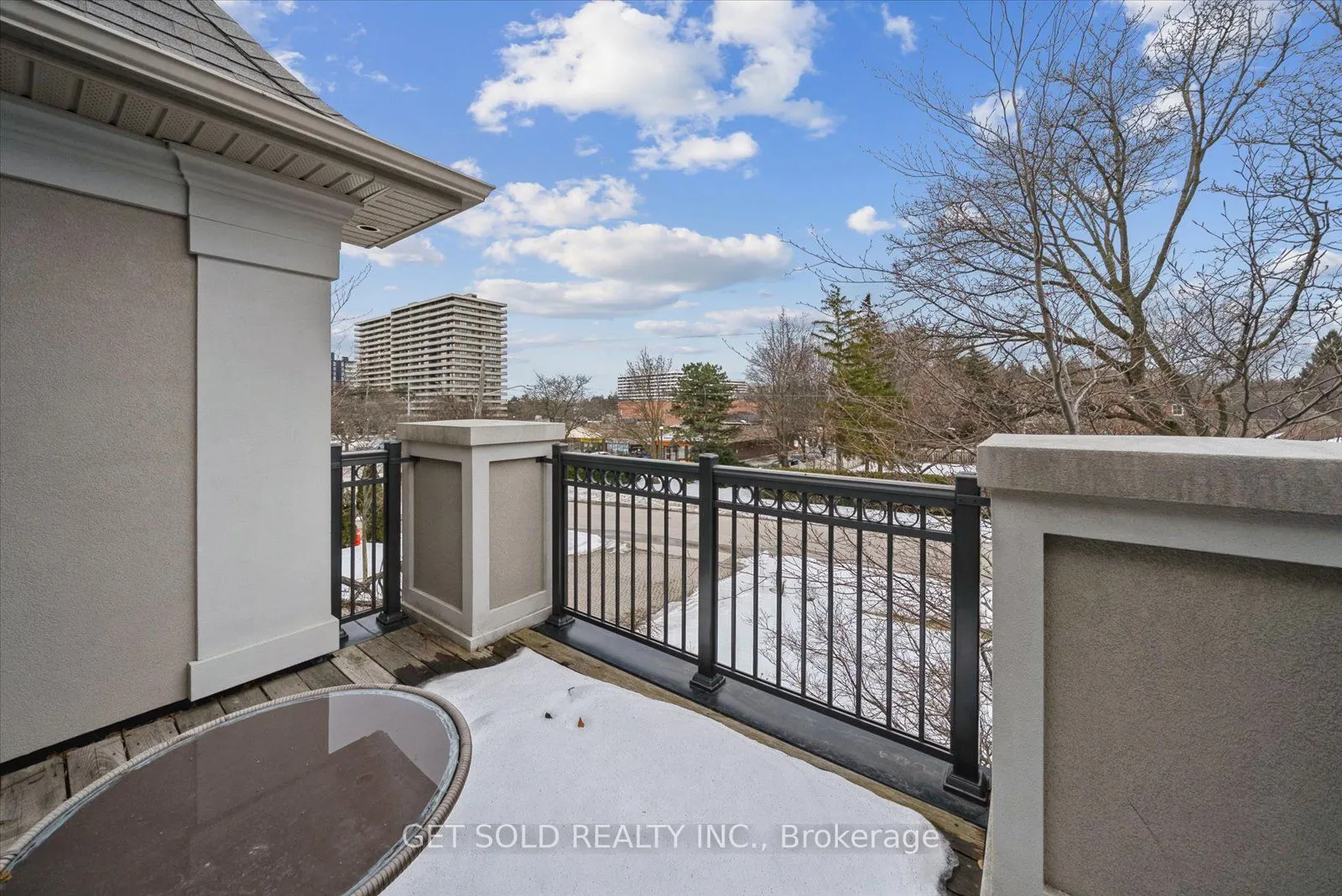 8 Thornhill Avenue