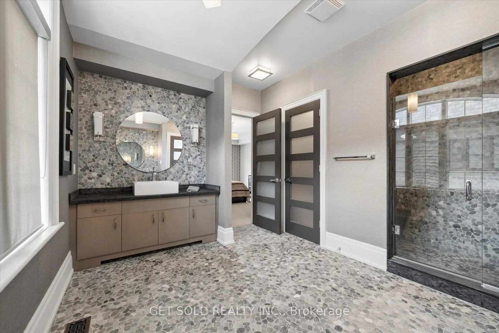 8 Thornhill Avenue