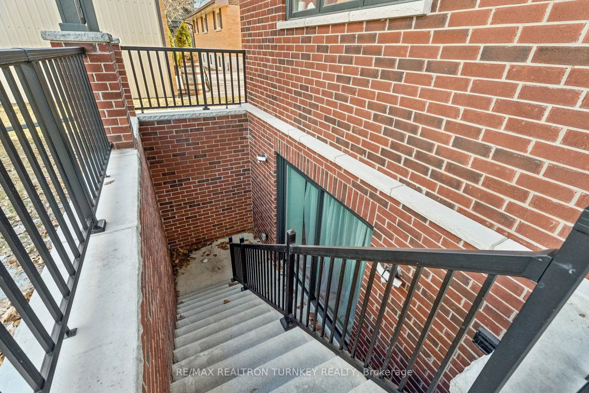 271 Main Street N