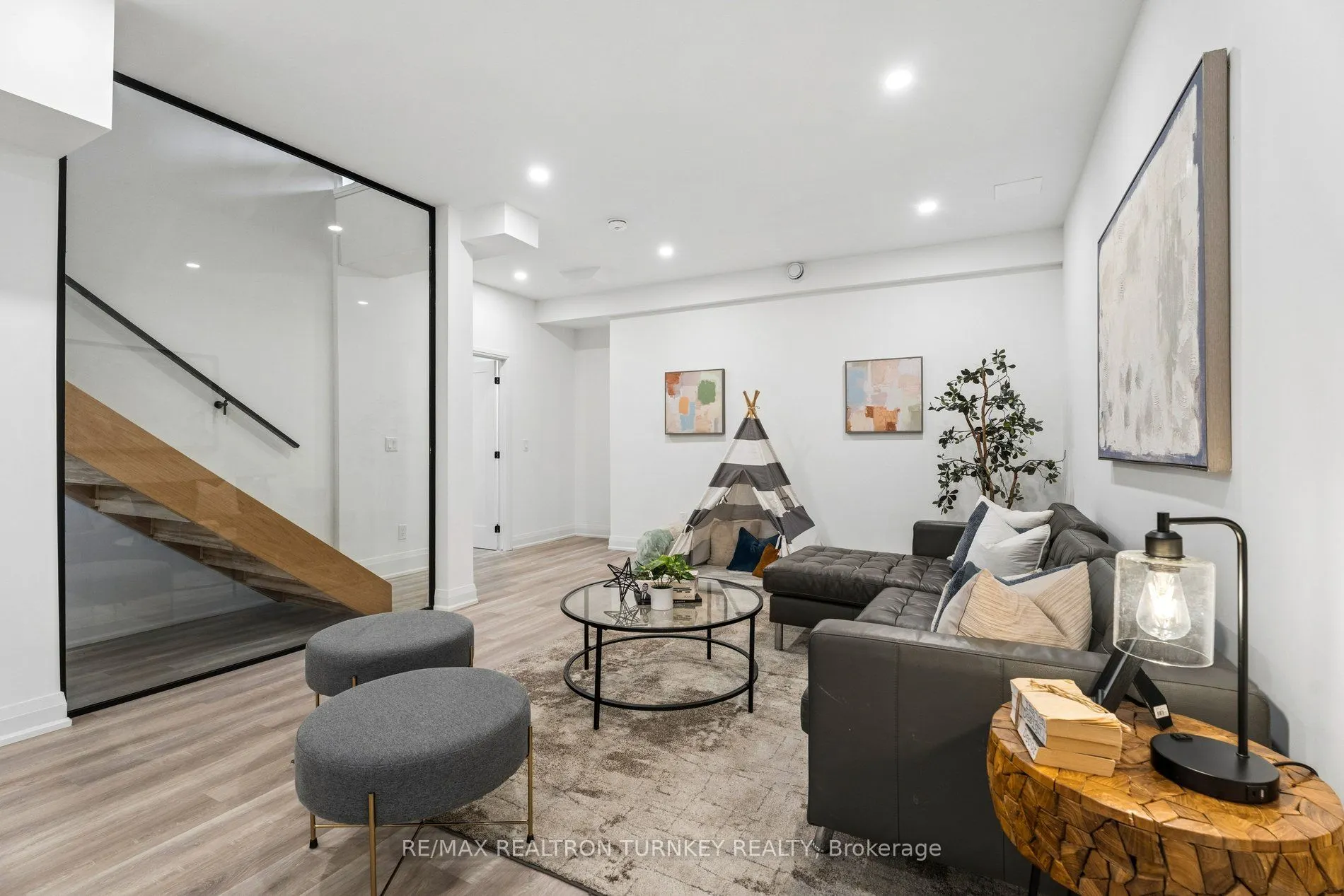 271 Main Street N