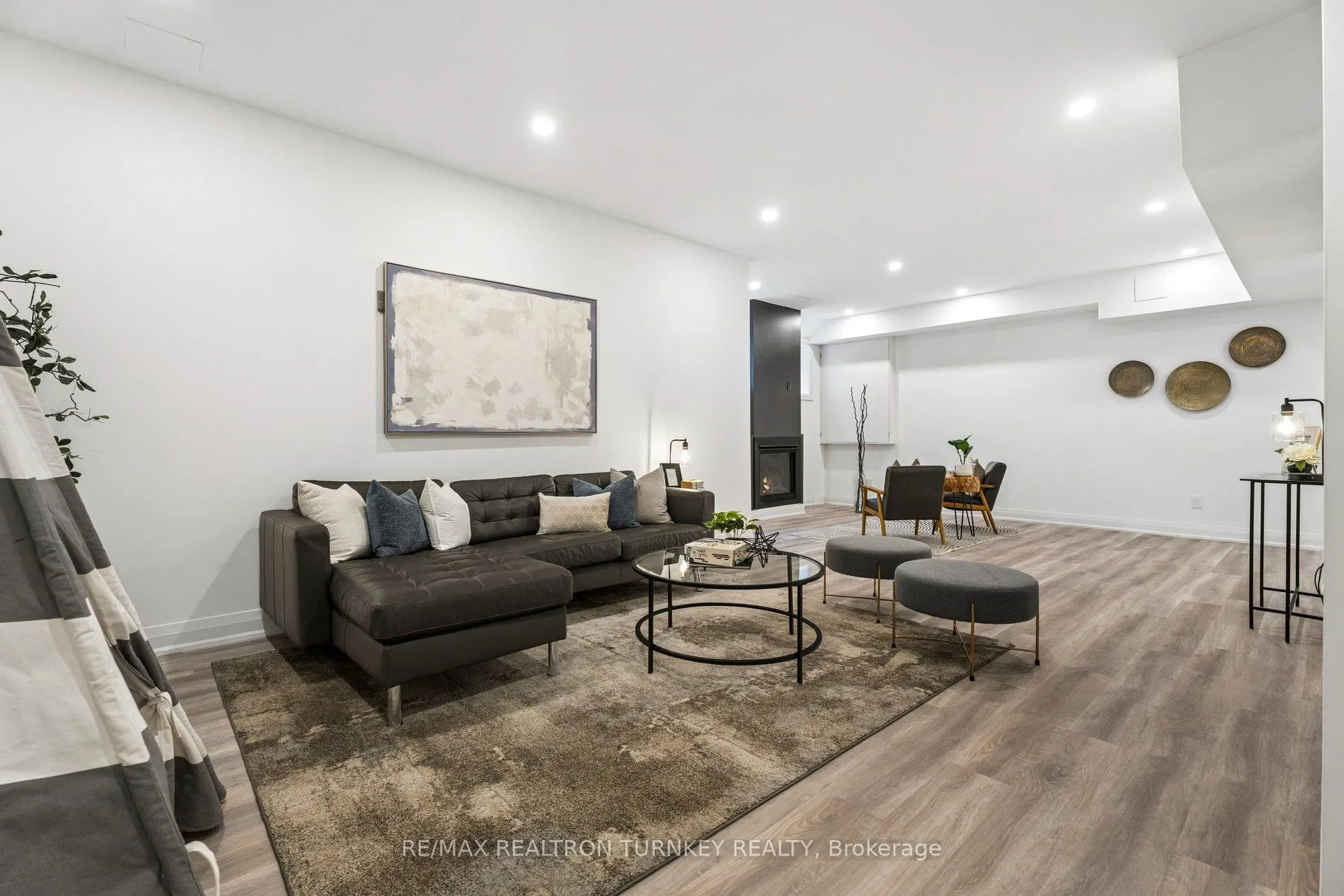 271 Main Street N