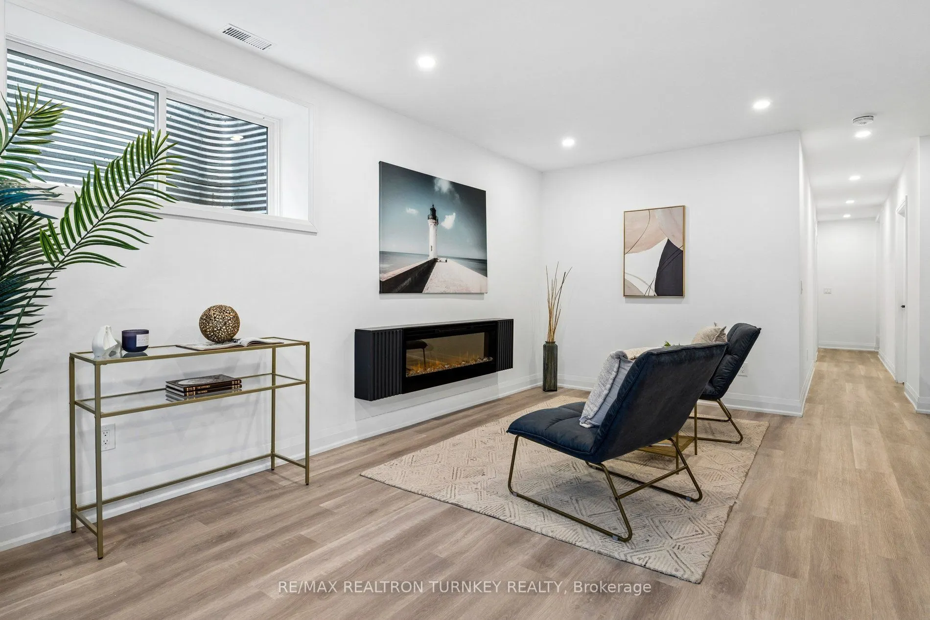 271 Main Street N