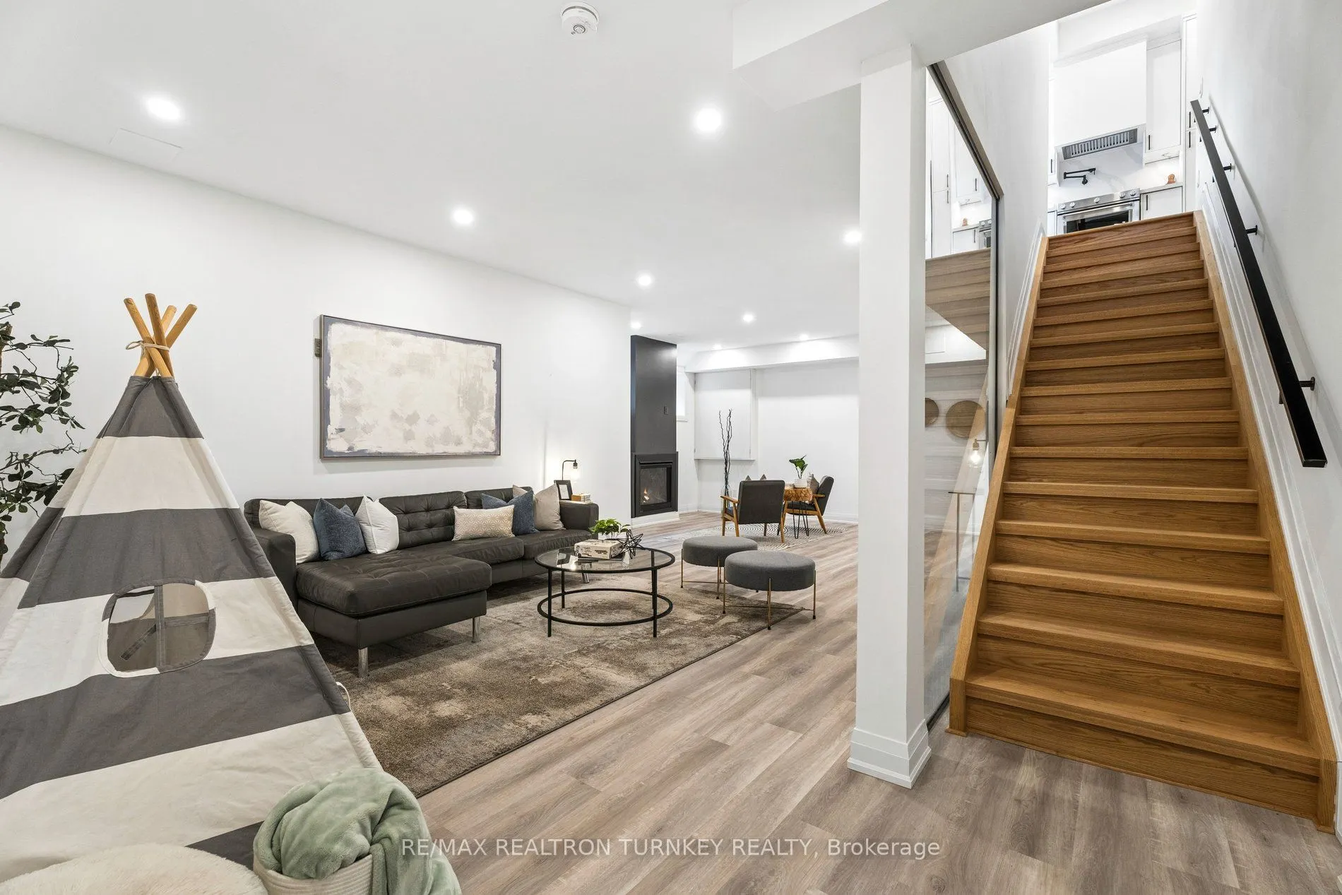271 Main Street N