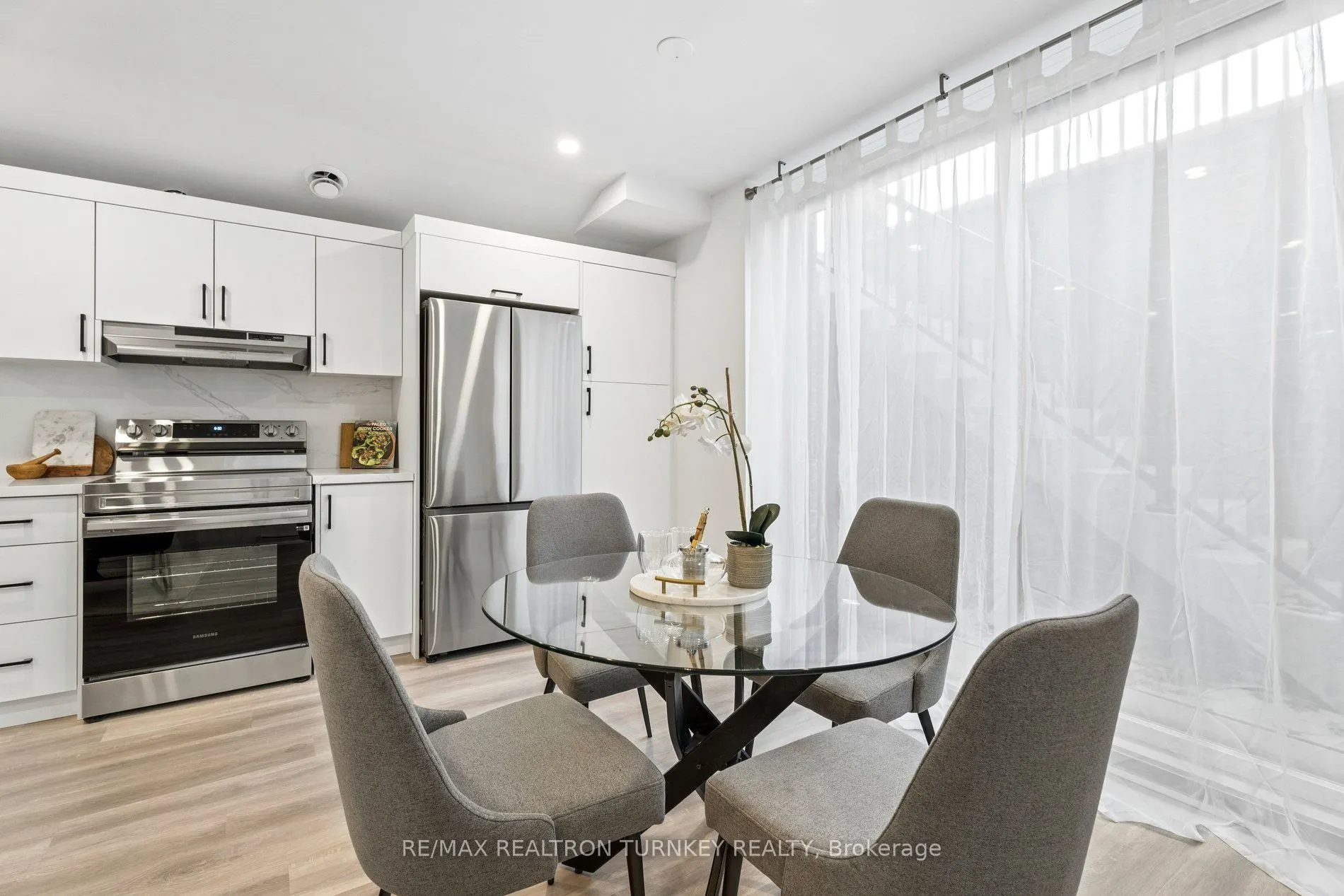 271 Main Street N