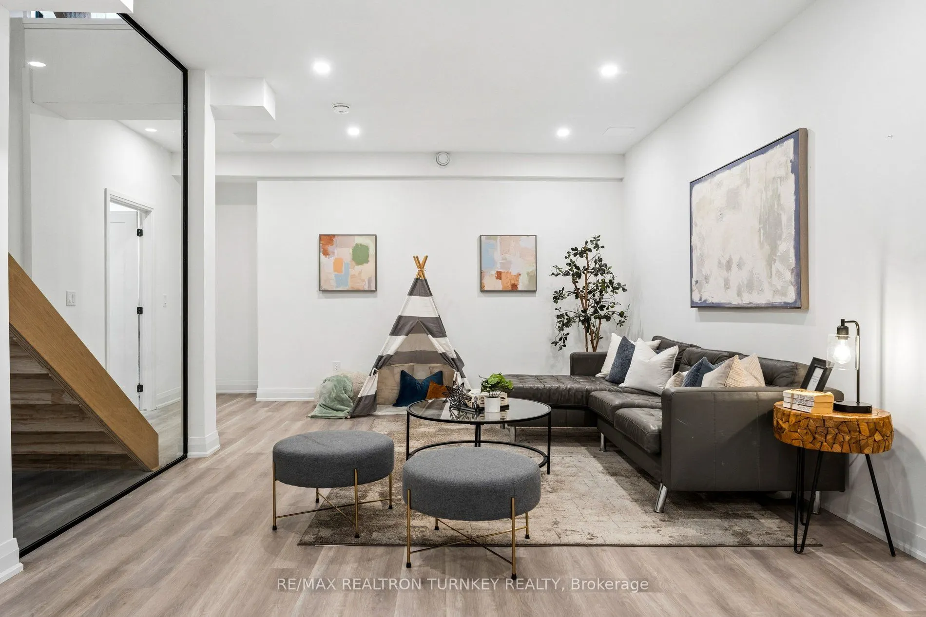 271 Main Street N