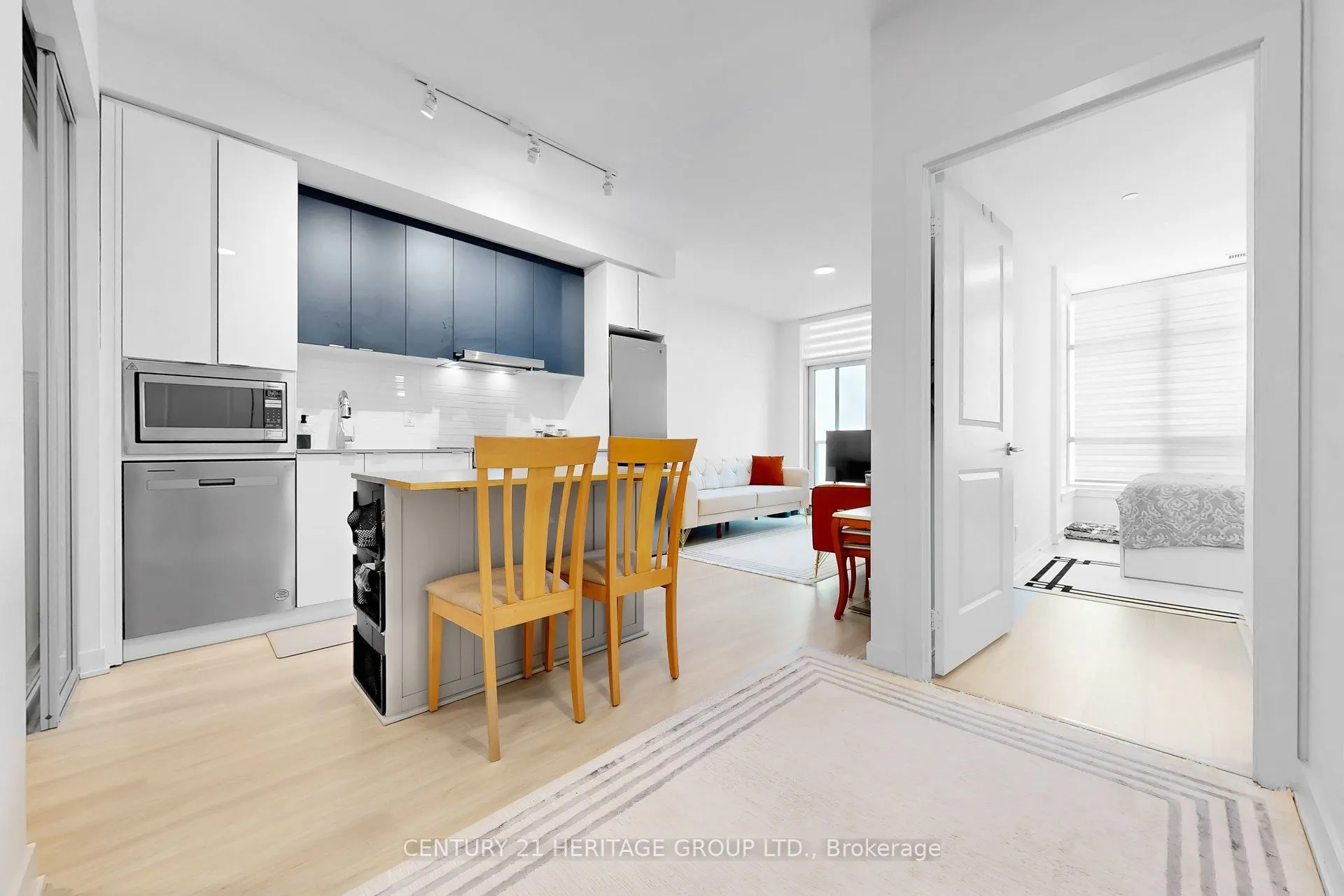 30 Upper Mall Way #3504