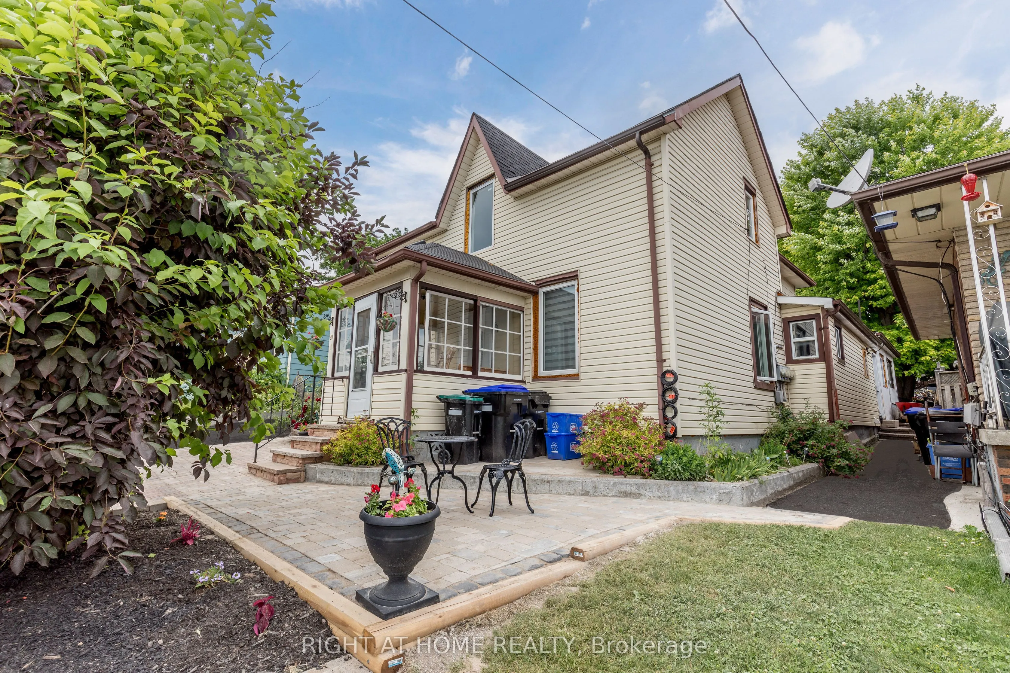 93 John Street E