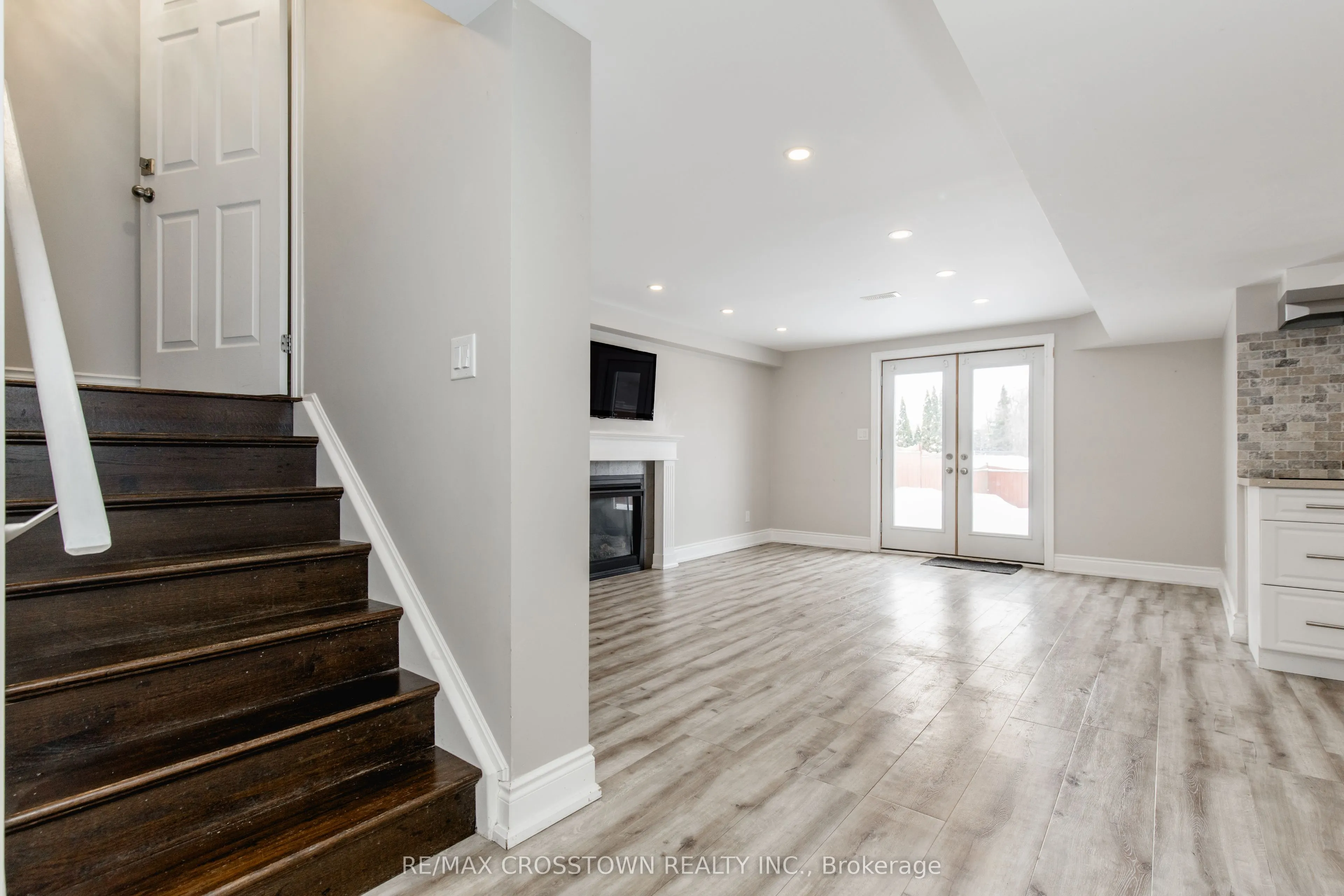 996 BOOTH Avenue