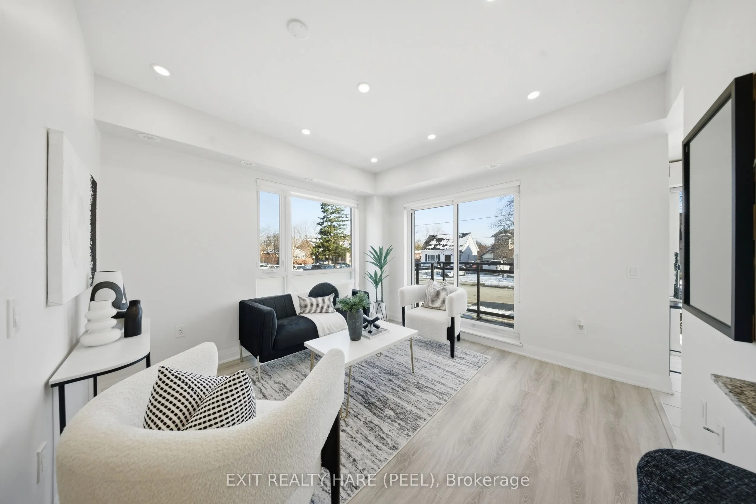 48 Coles Avenue #702