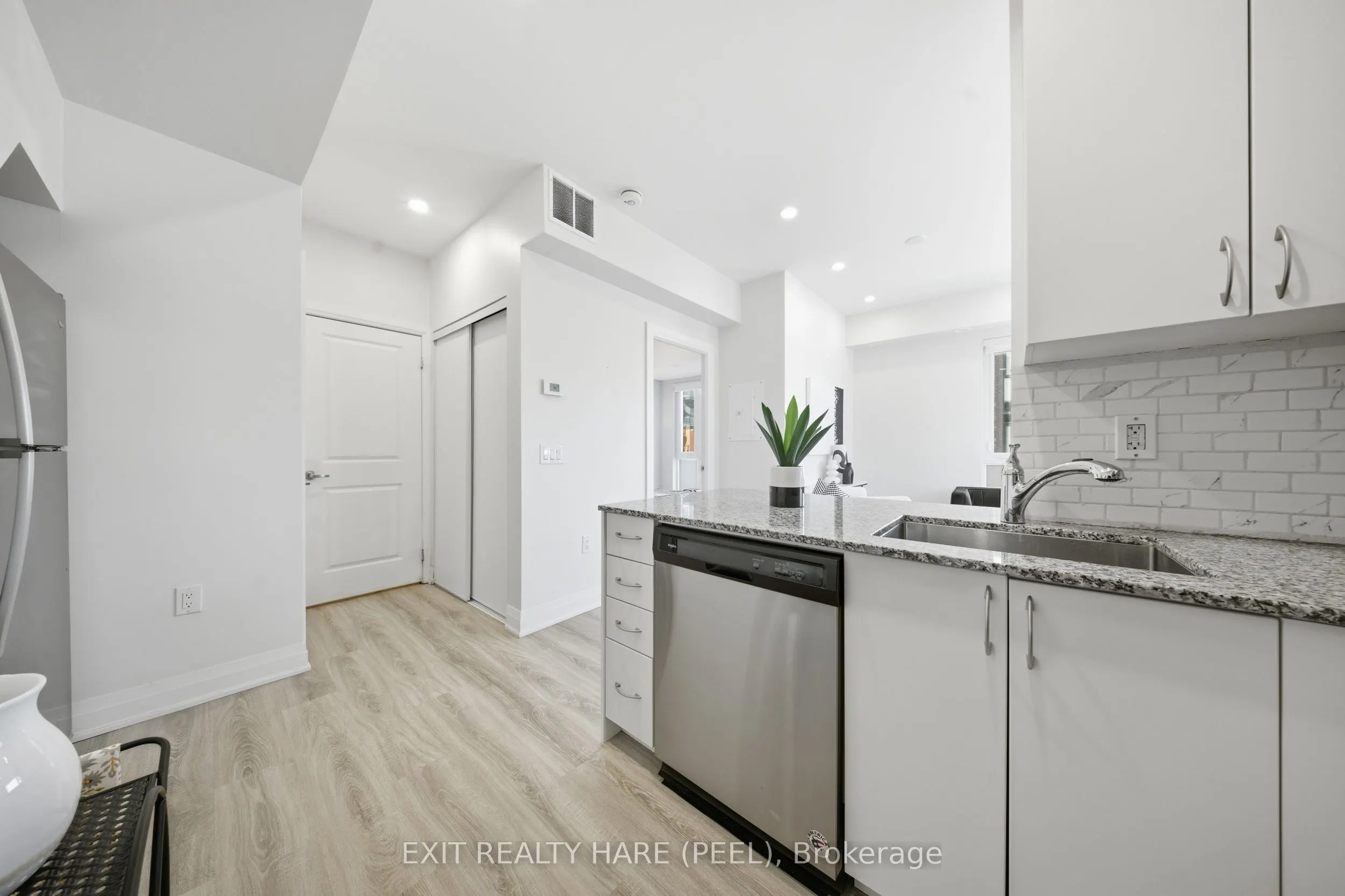 48 Coles Avenue #702