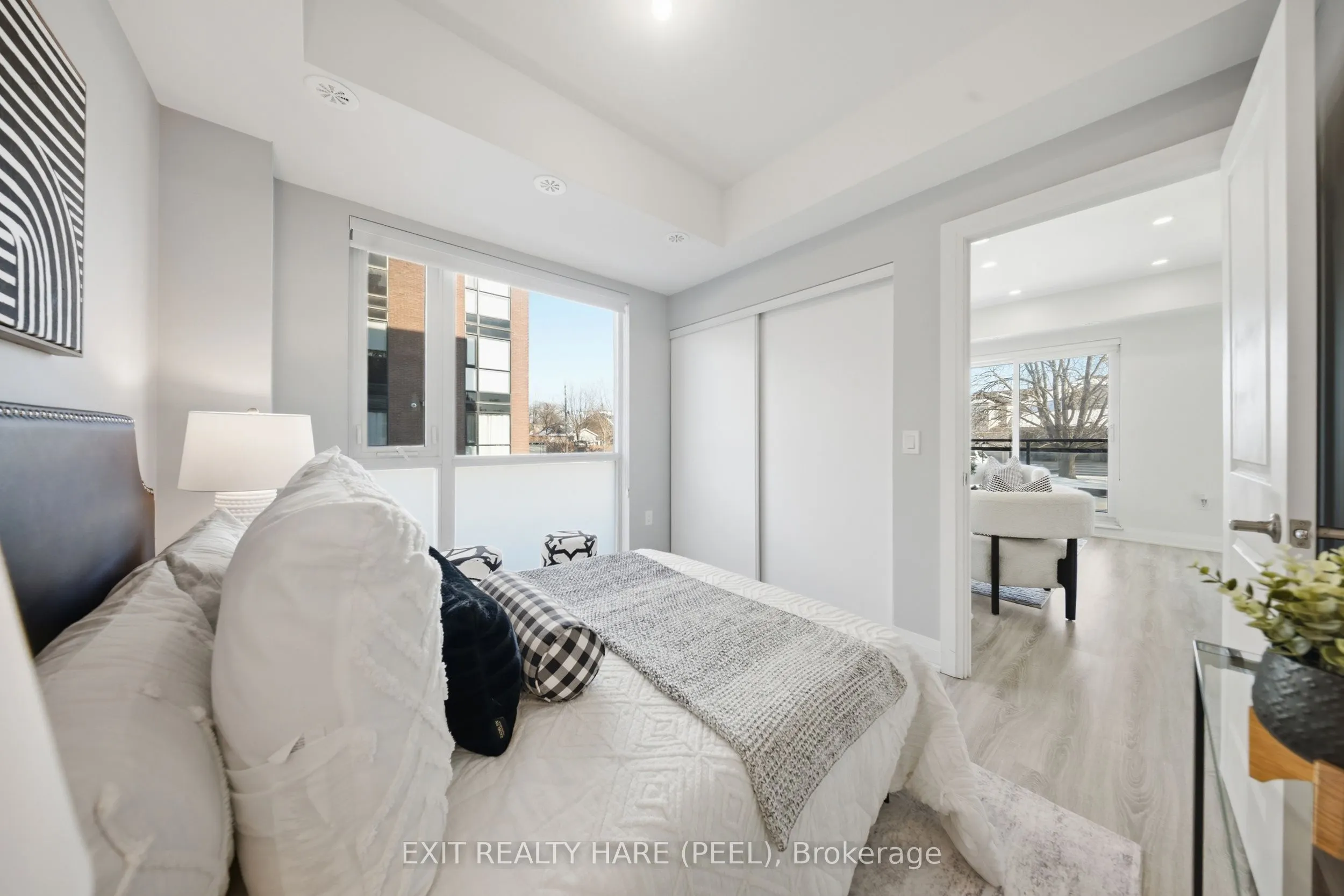 48 Coles Avenue #702
