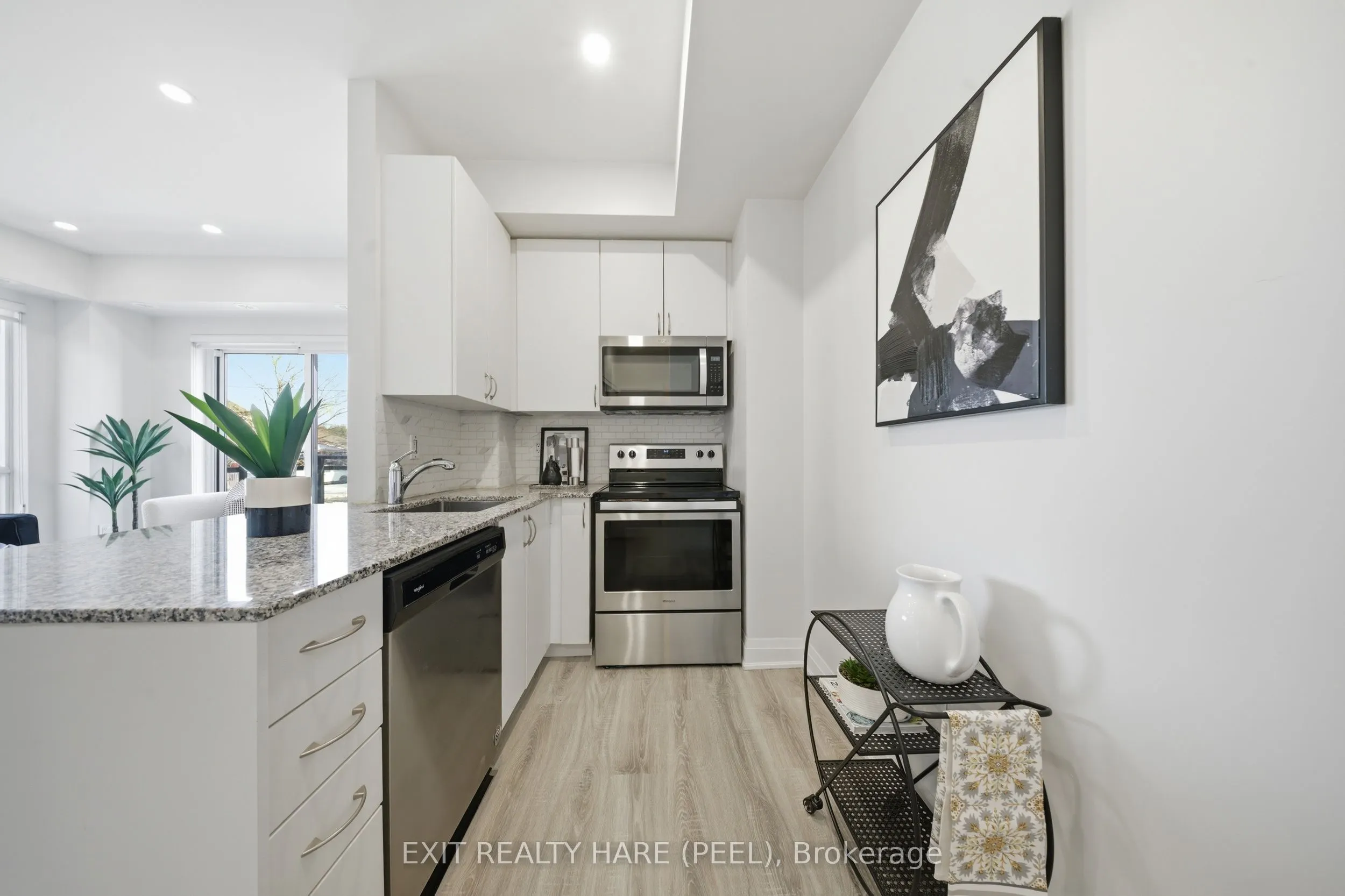 48 Coles Avenue #702