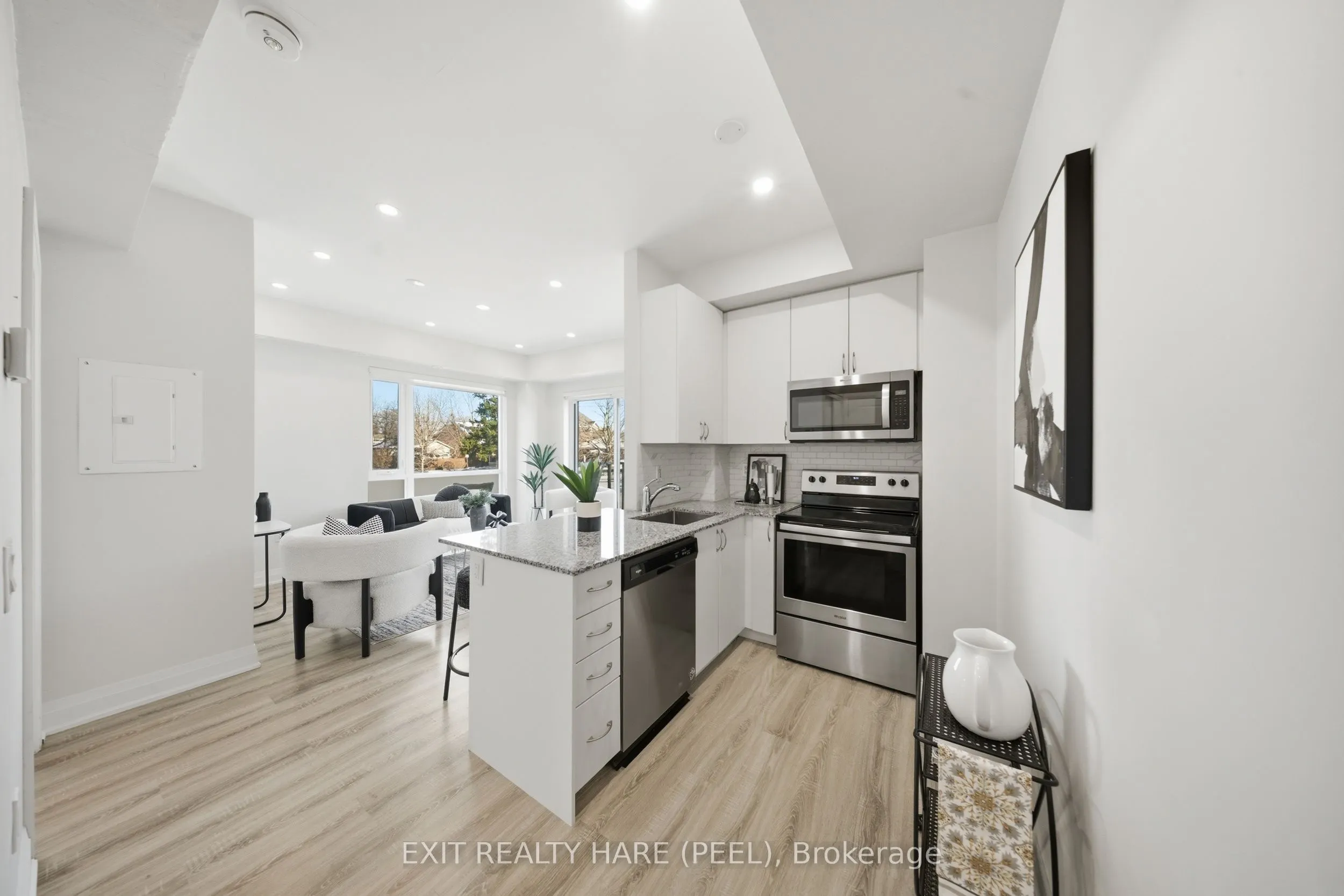 48 Coles Avenue #702