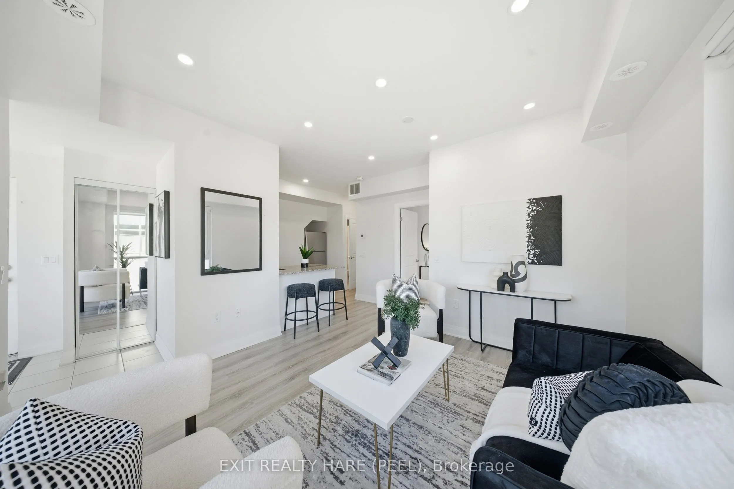 48 Coles Avenue #702