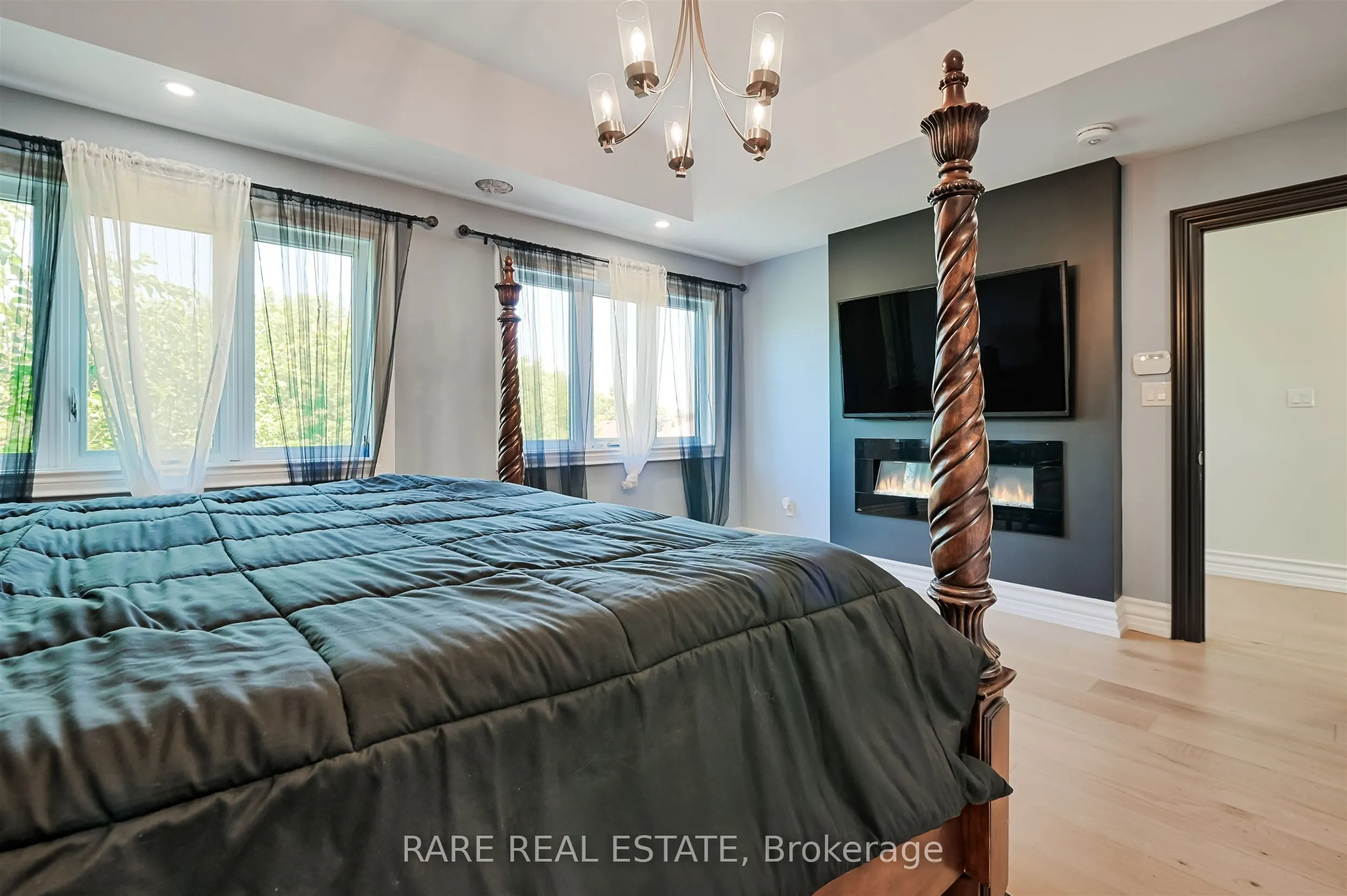 32 Bradfield Avenue W