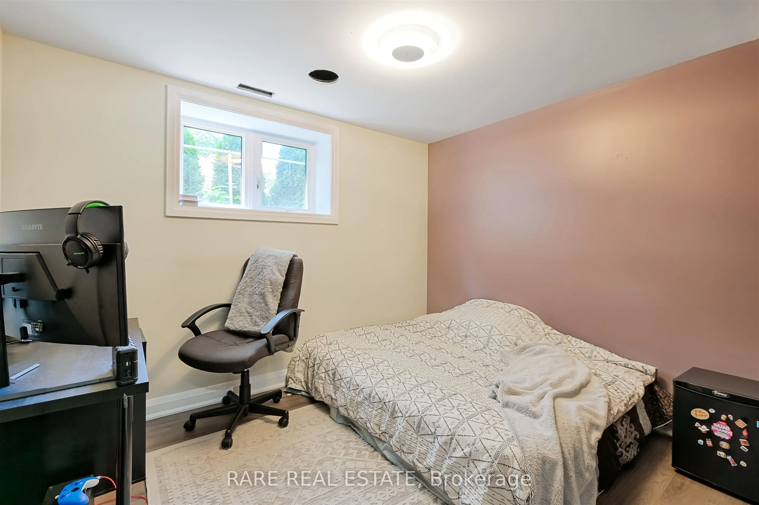 32 Bradfield Avenue W