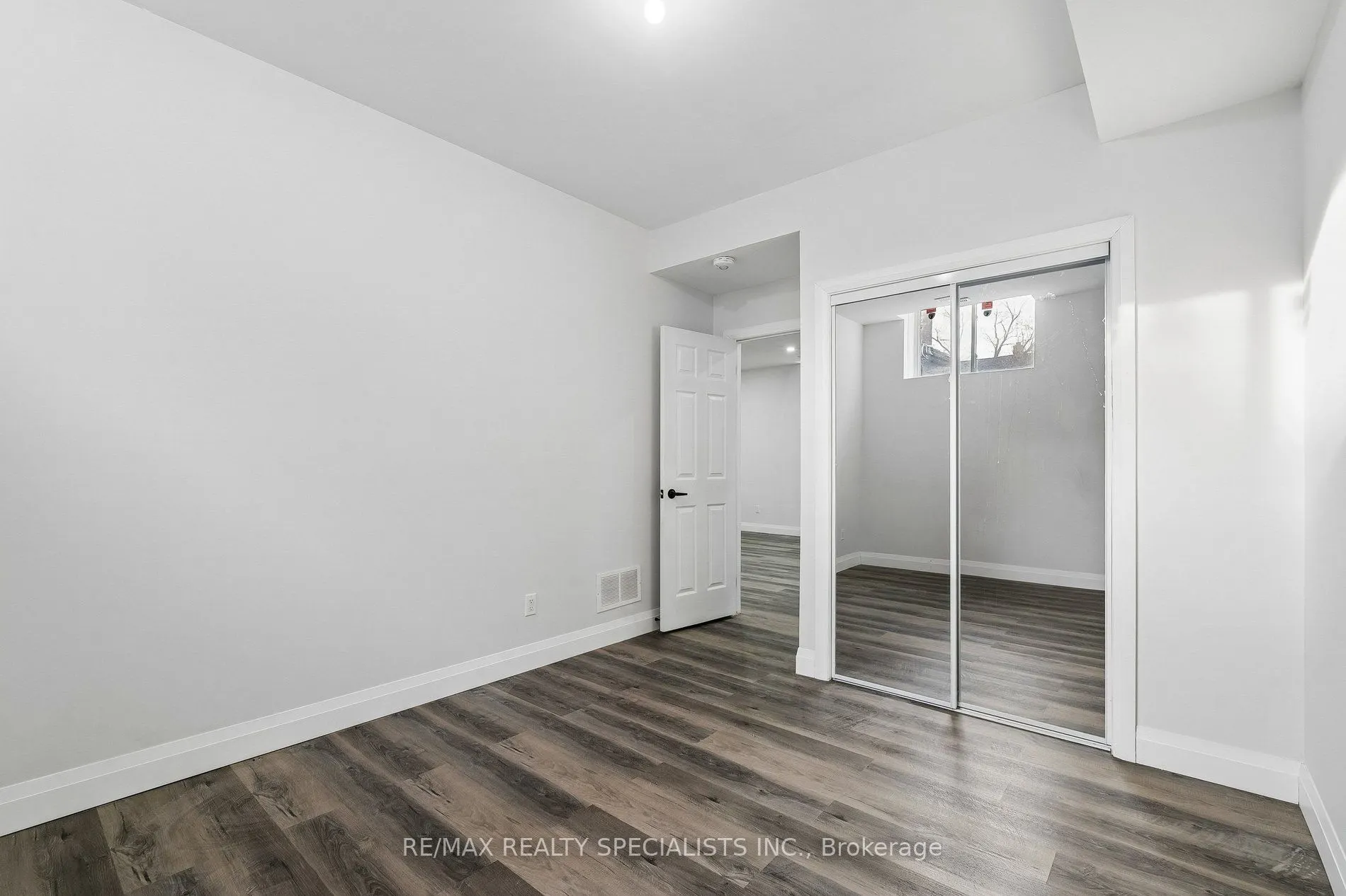 44 Albert Street W