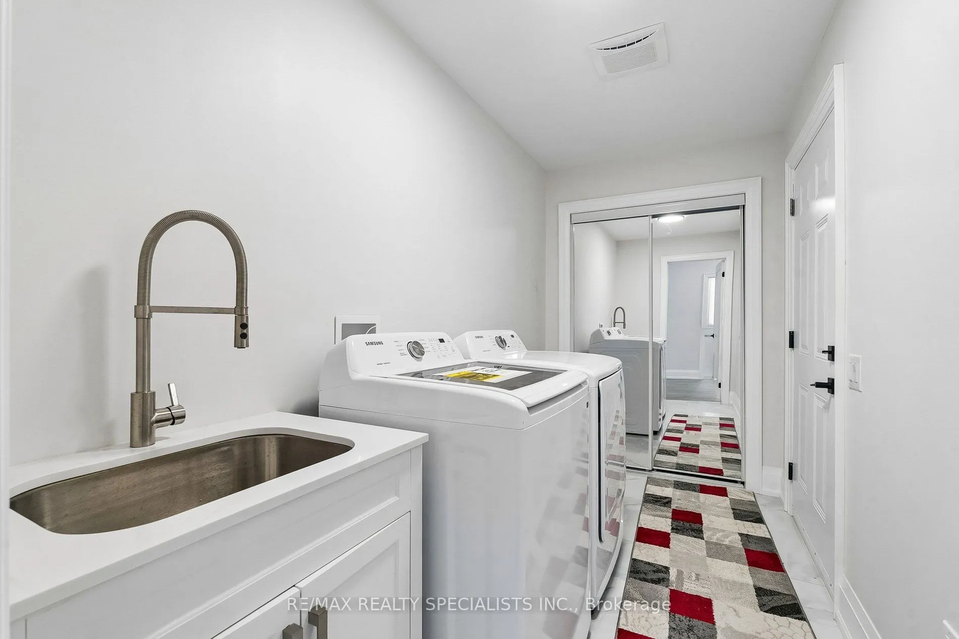 44 Albert Street W