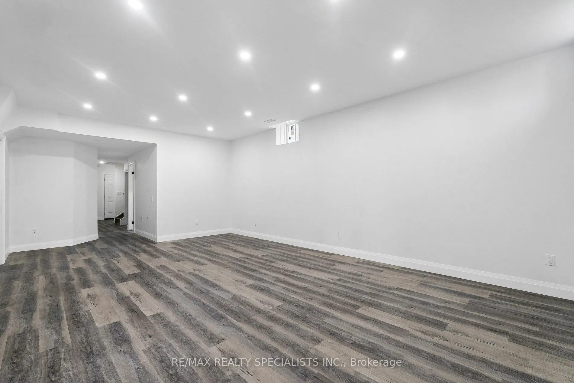 44 Albert Street W