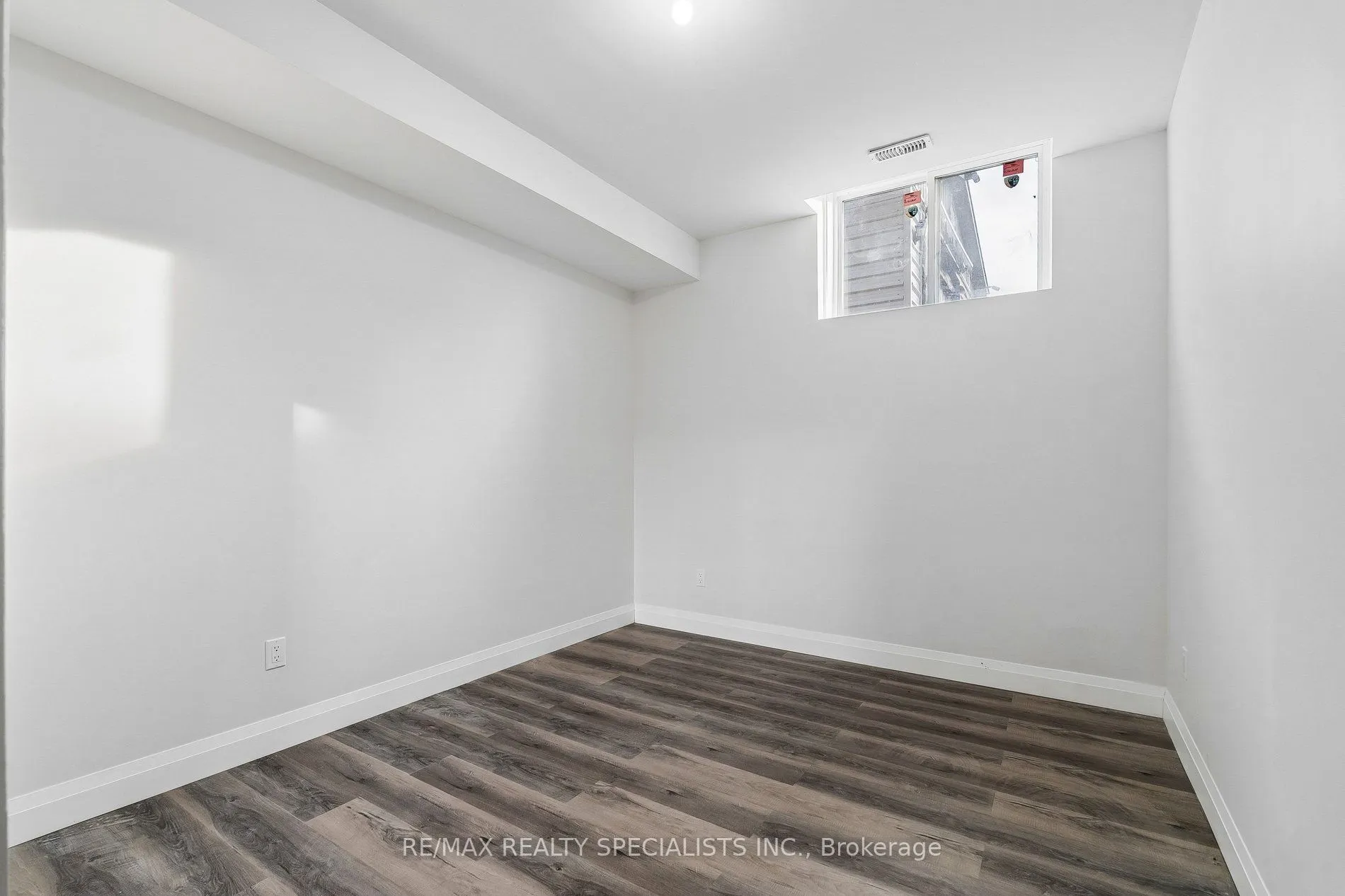 44 Albert Street W