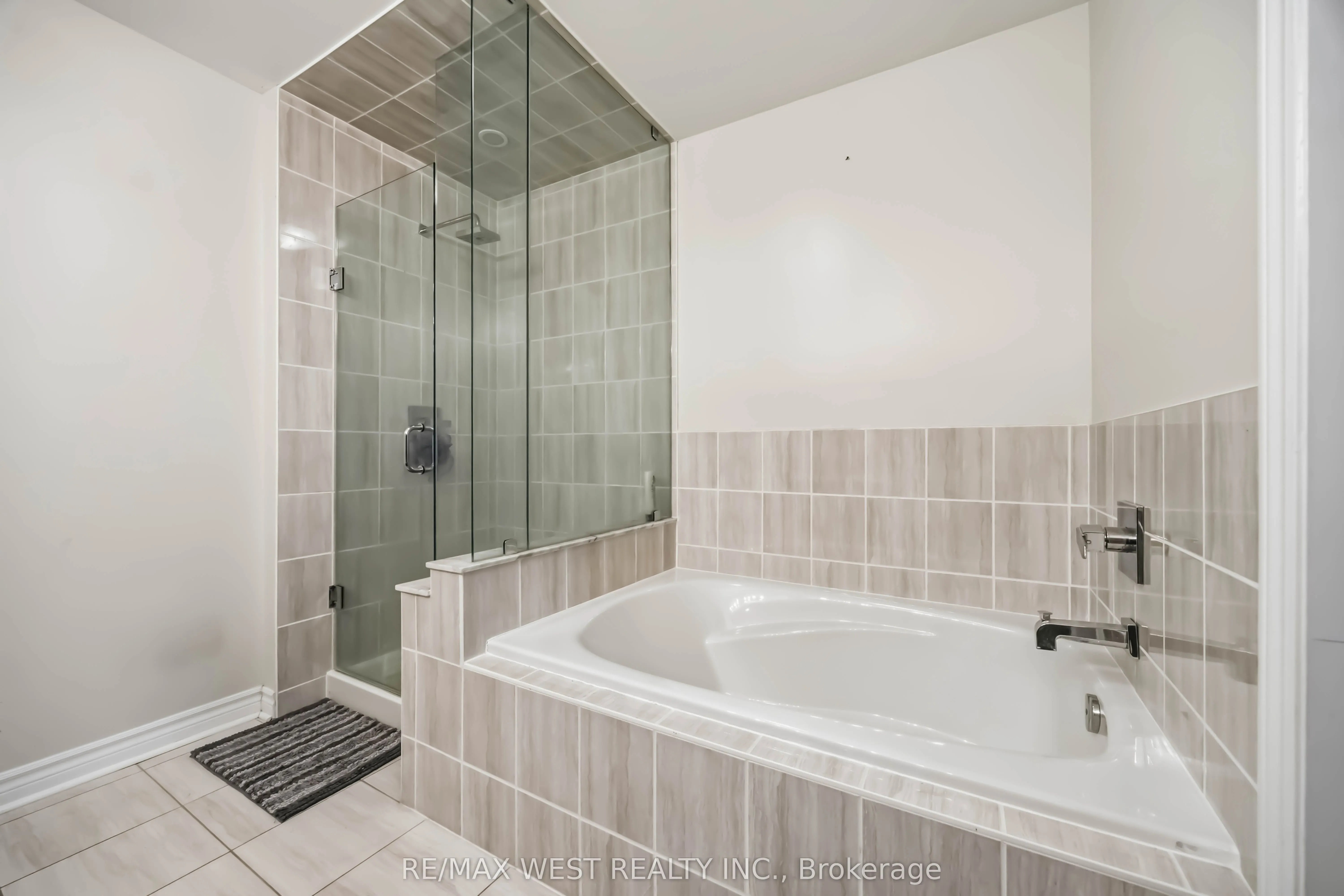 3905 Major MacKenzie Drive #32
