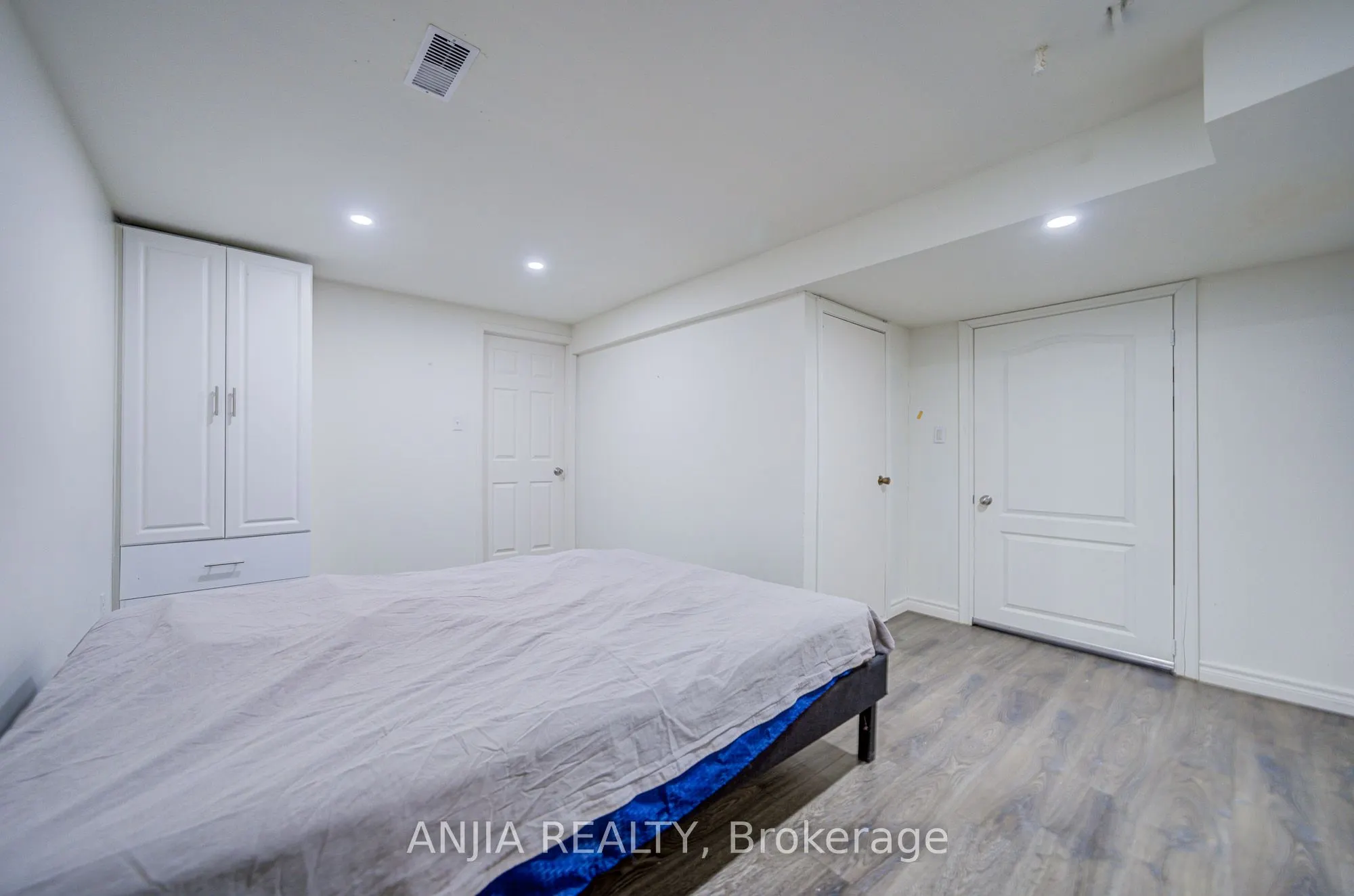17 Kenborough Court