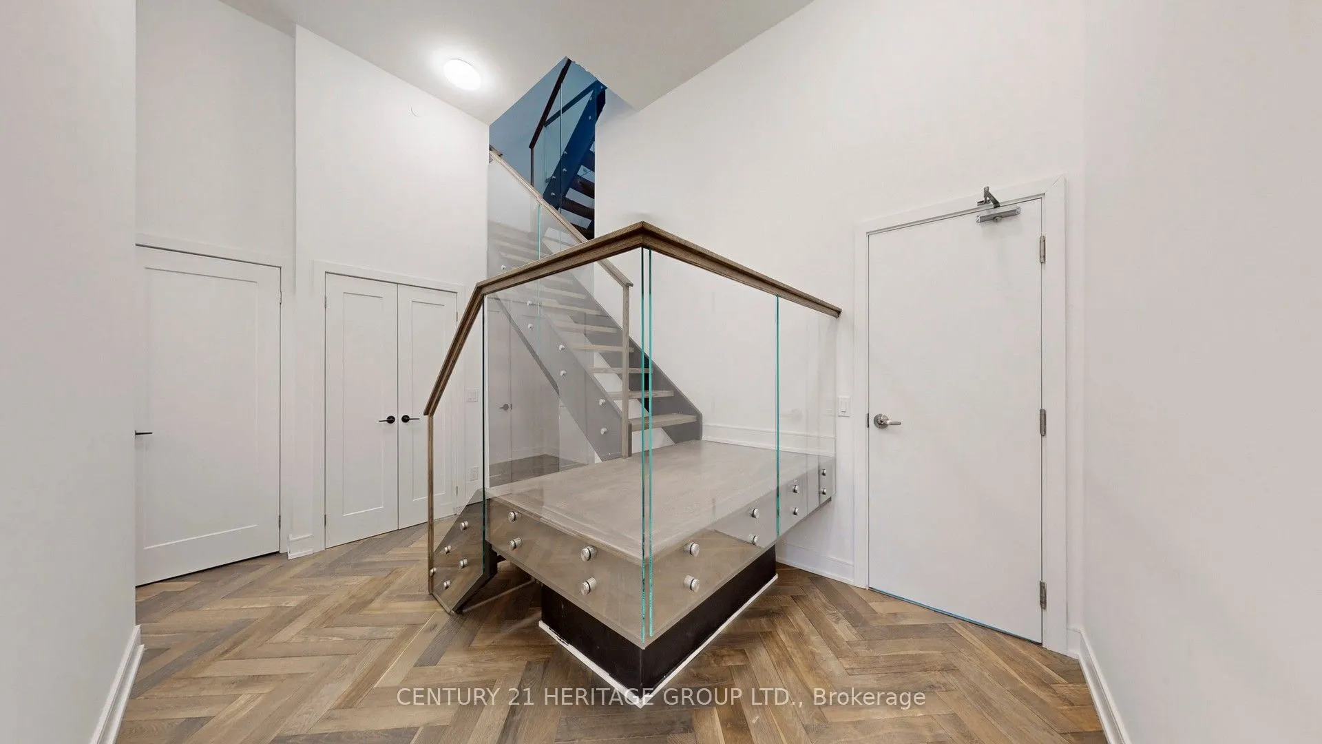 8888 YONGE Street #103 L/W