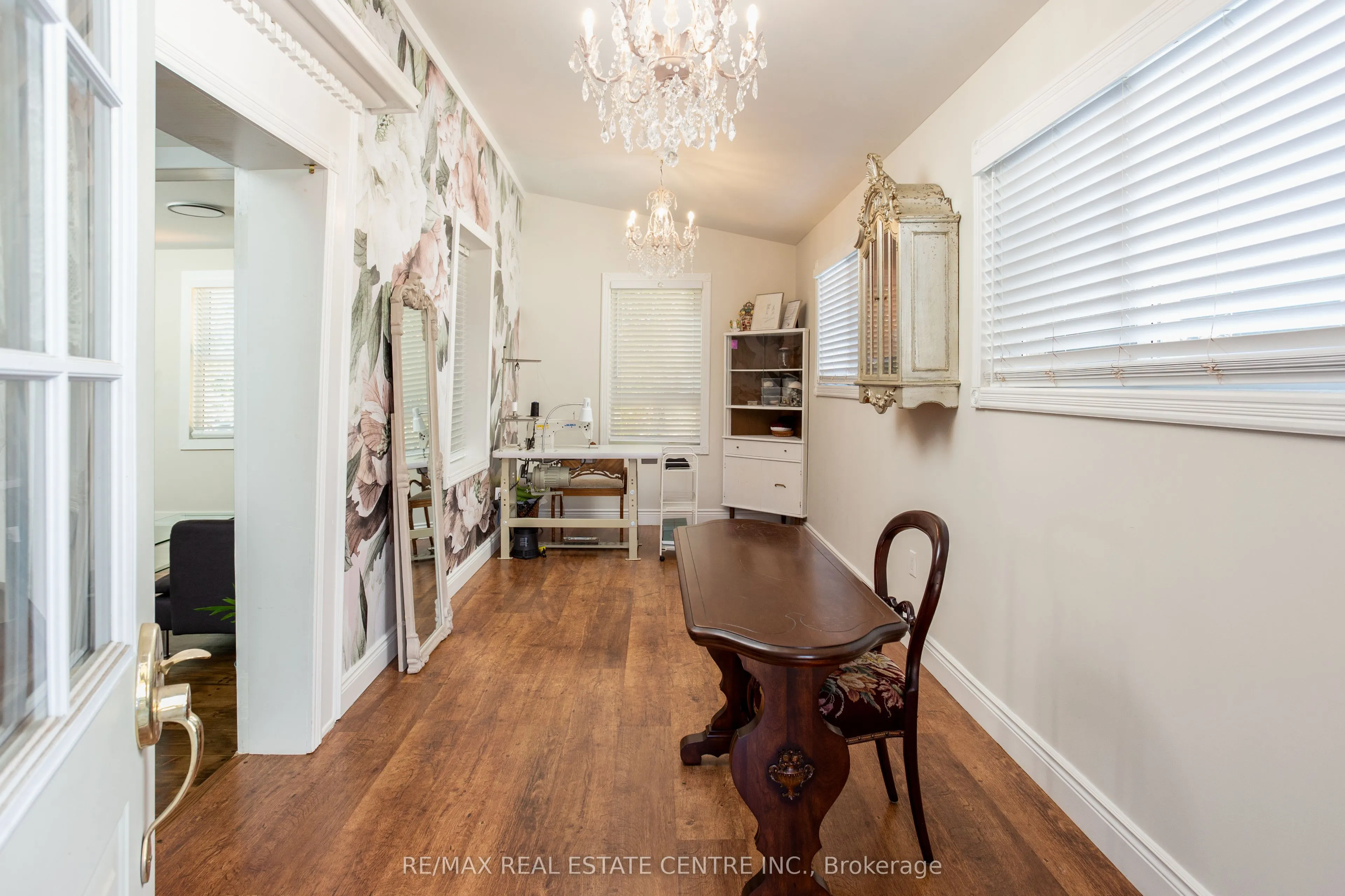 5 East John Street N