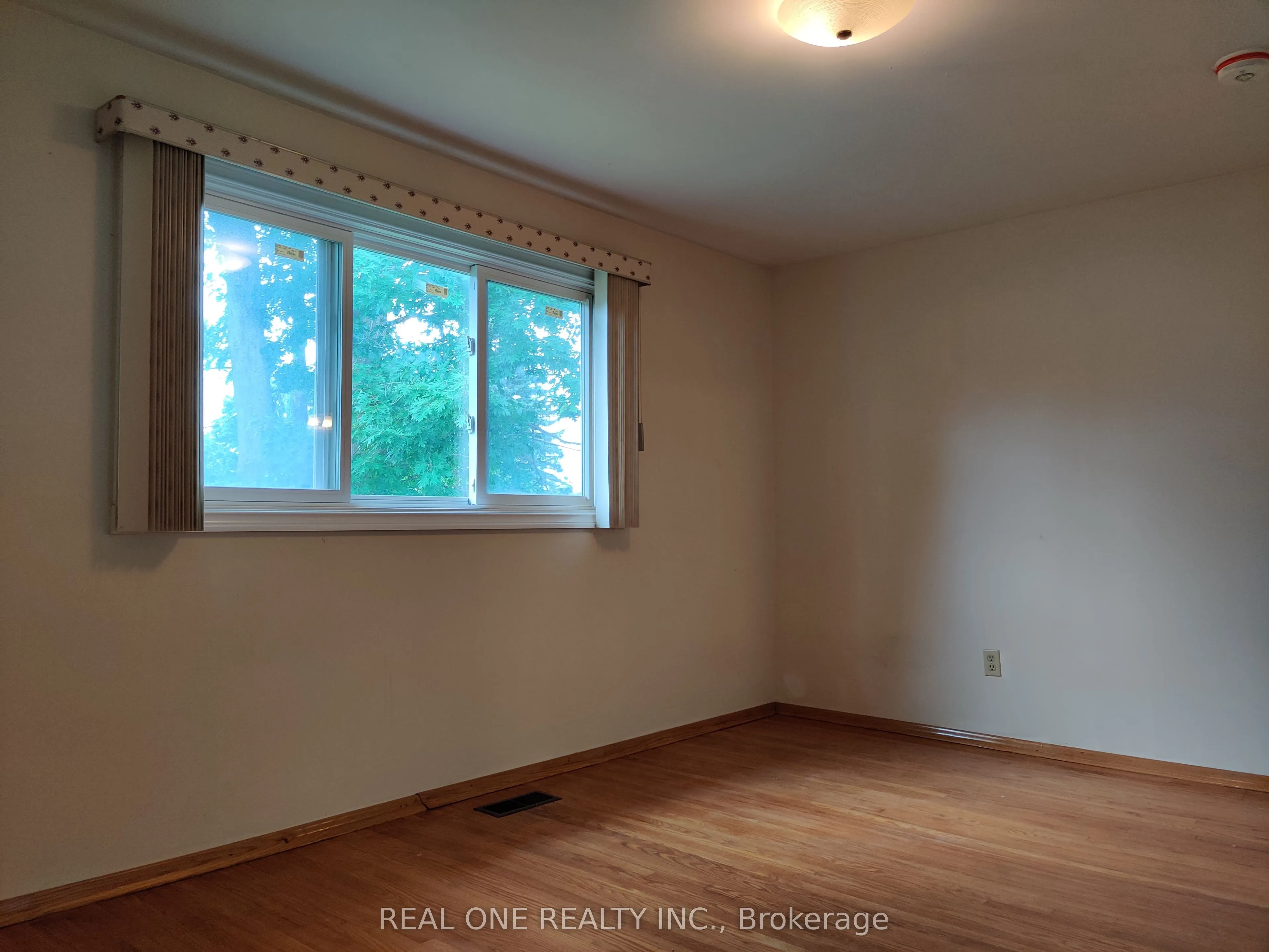 93 Southdale Drive #Upper