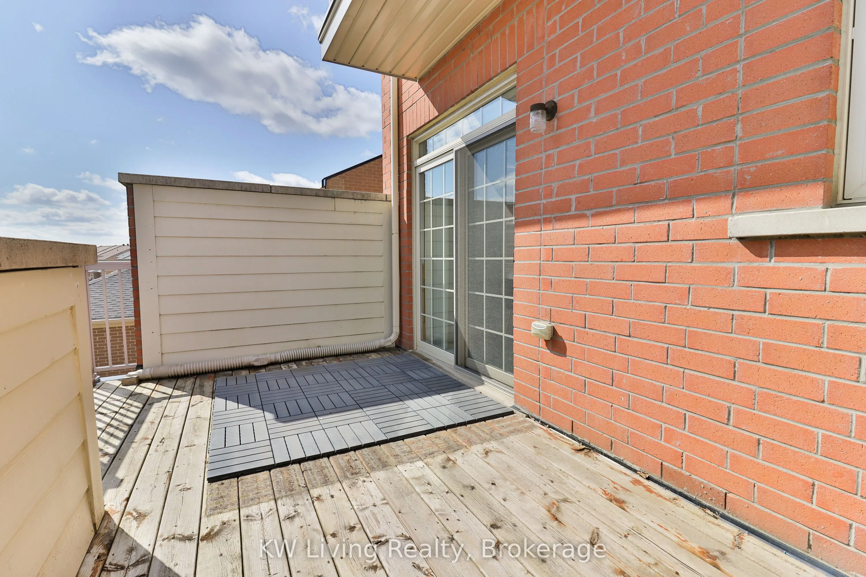 10373 Woodbine Avenue E