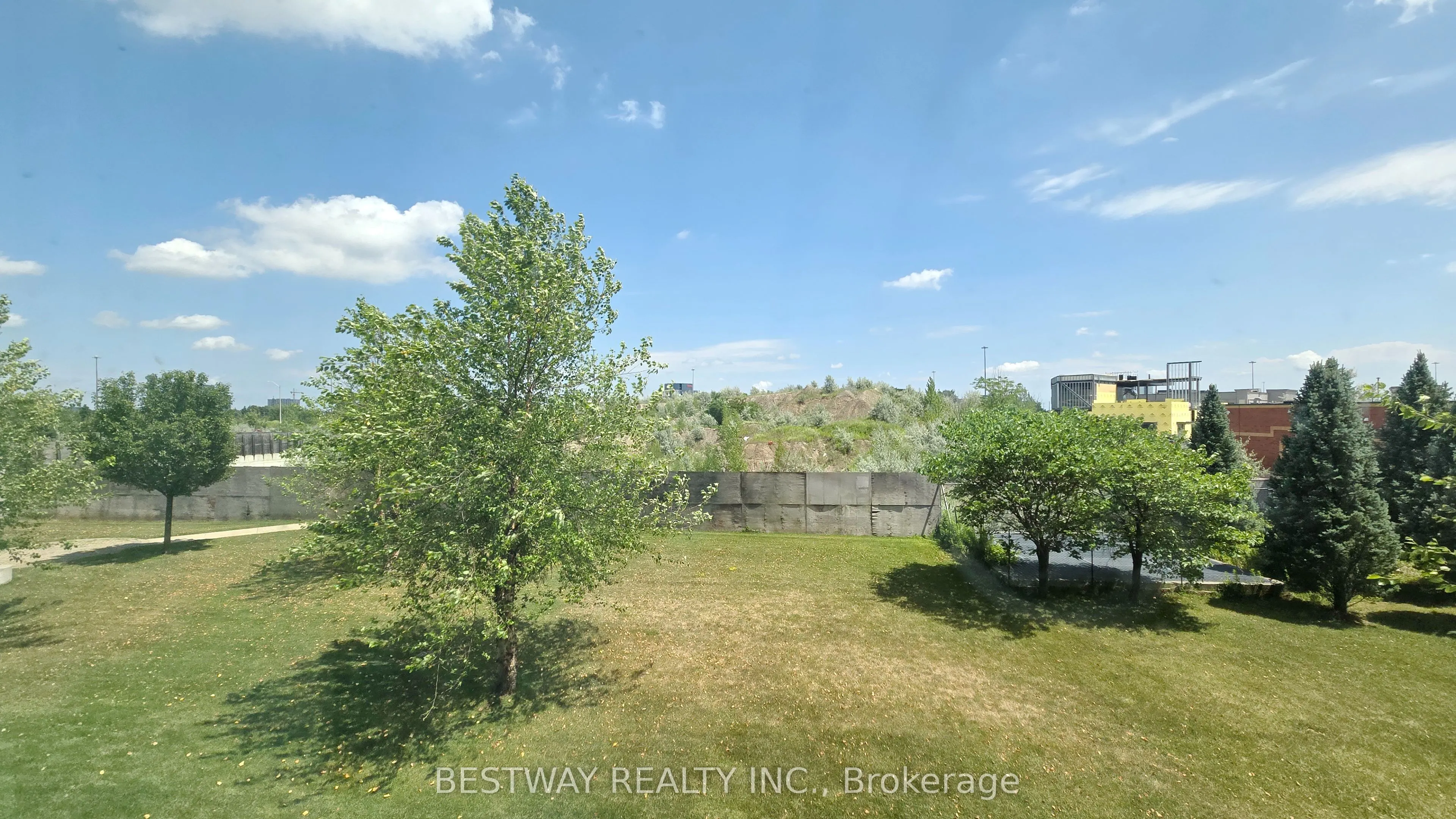 75 Norman Bethune Avenue #208