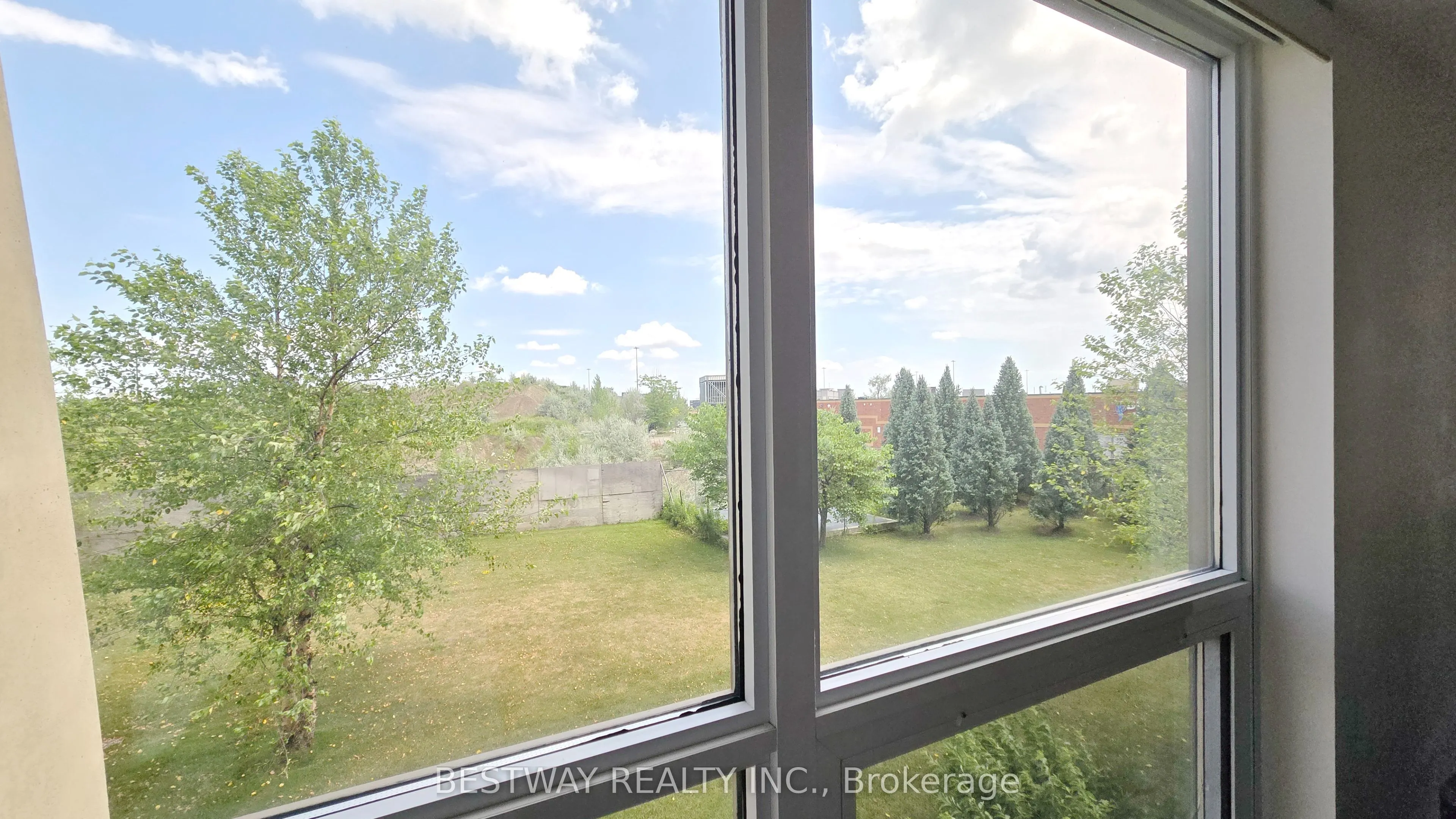 75 Norman Bethune Avenue #208