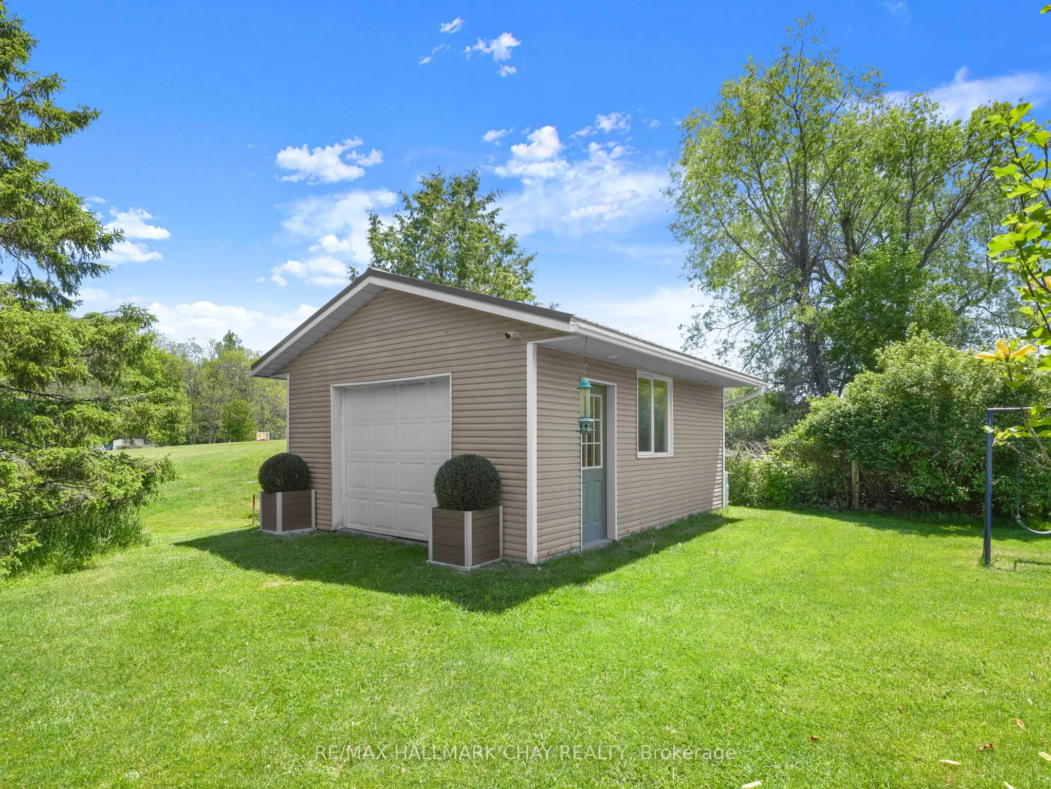 6815 4th Line