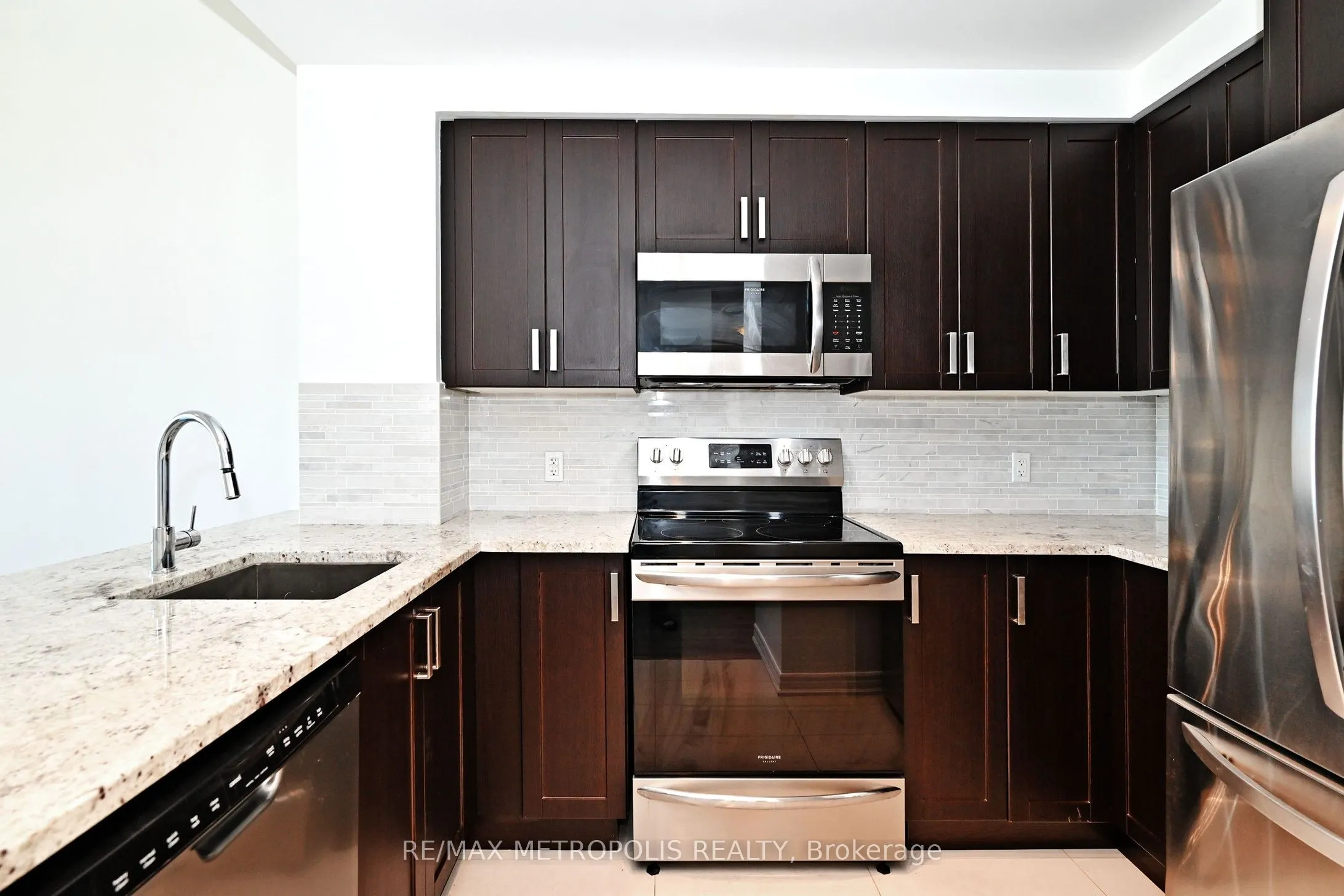 11611 Yonge Street #809