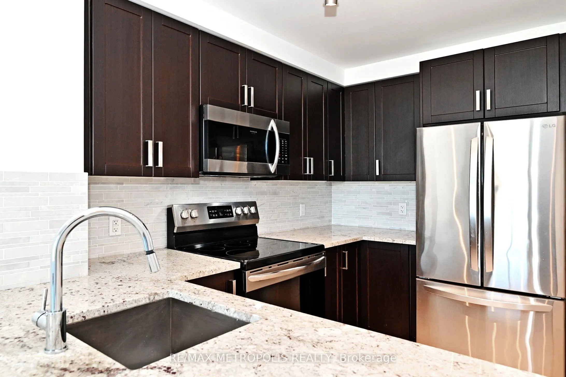 11611 Yonge Street #809