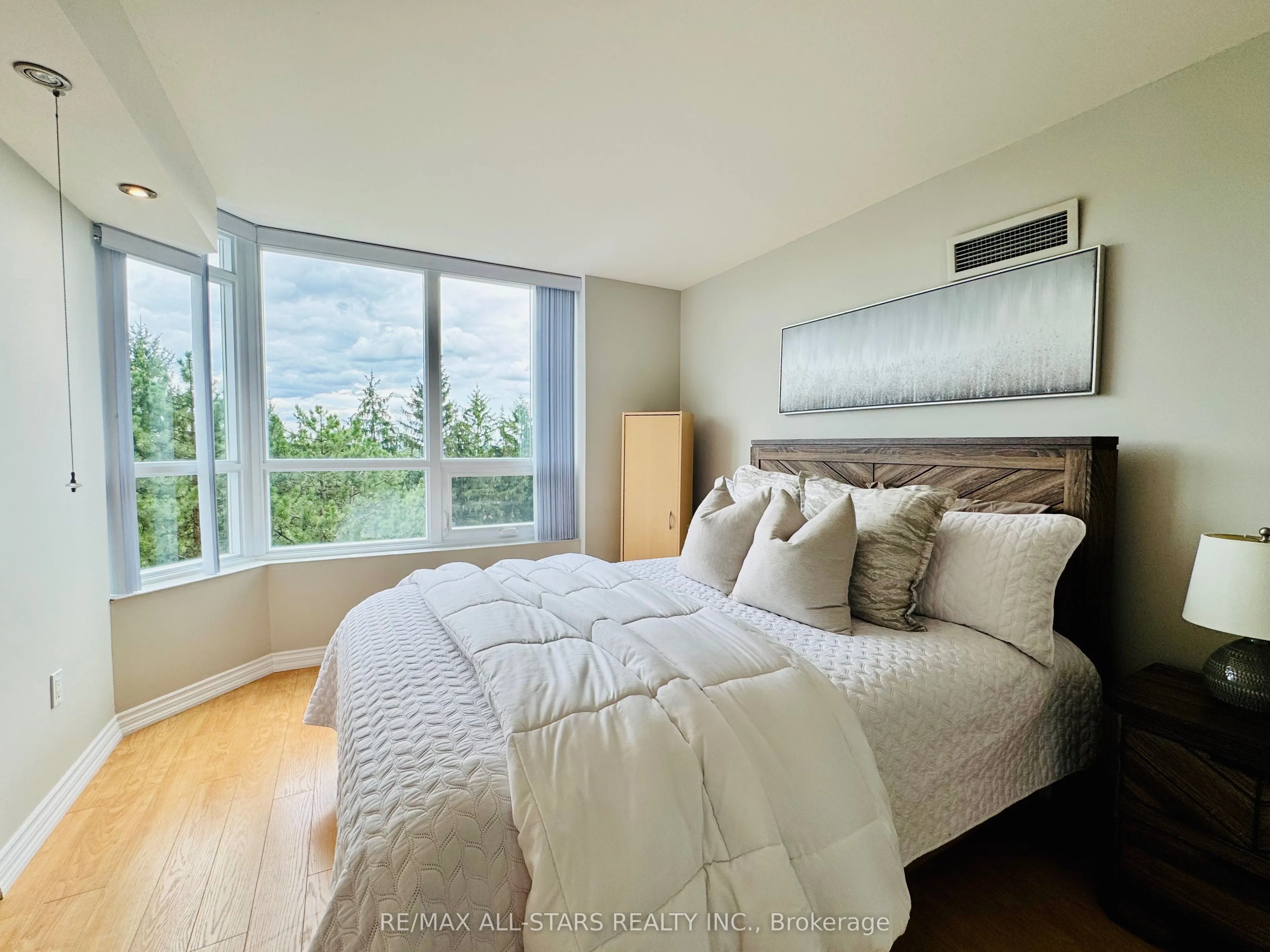 7601 Bathurst Street #402