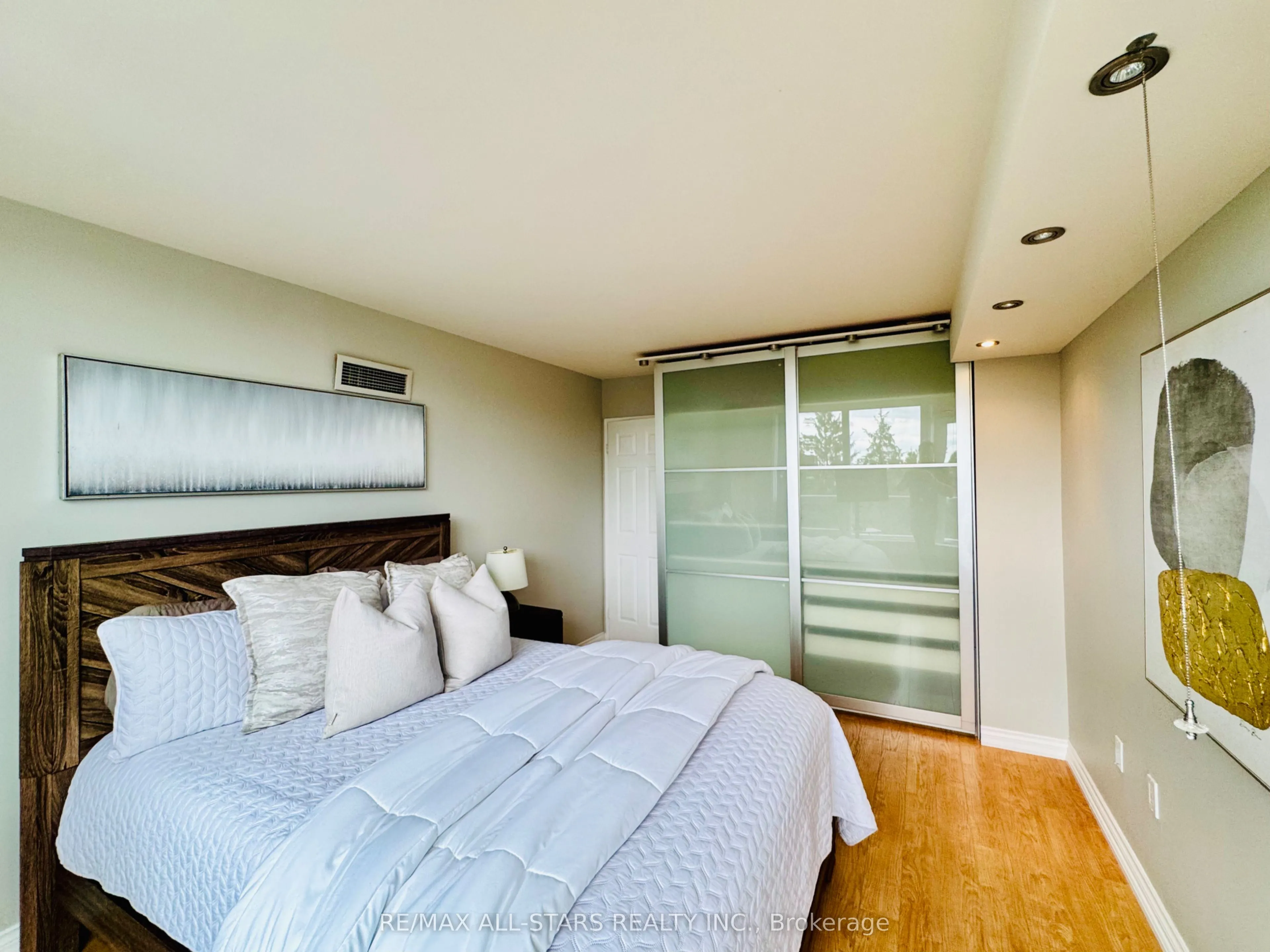 7601 Bathurst Street #402