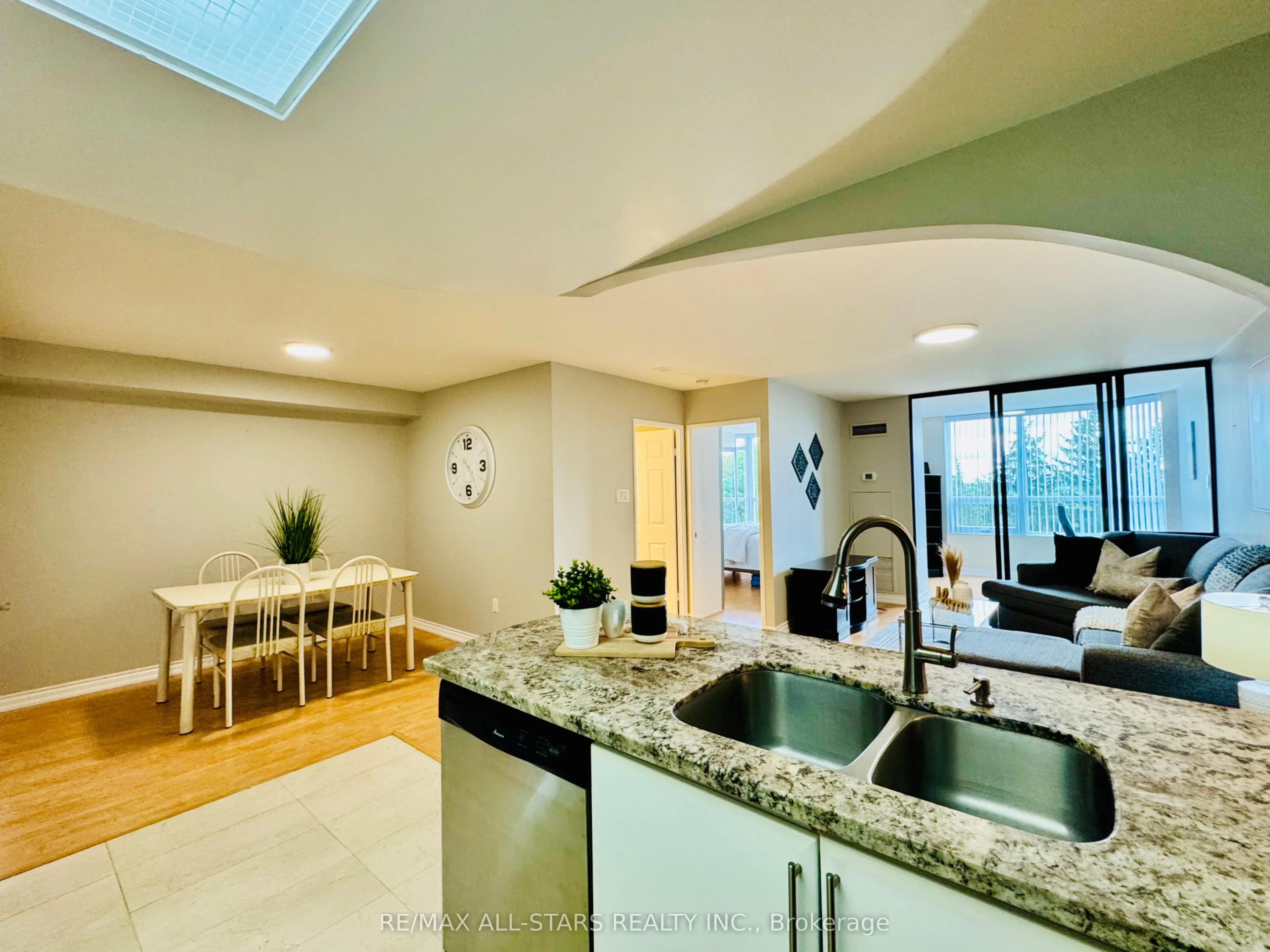 7601 Bathurst Street #402