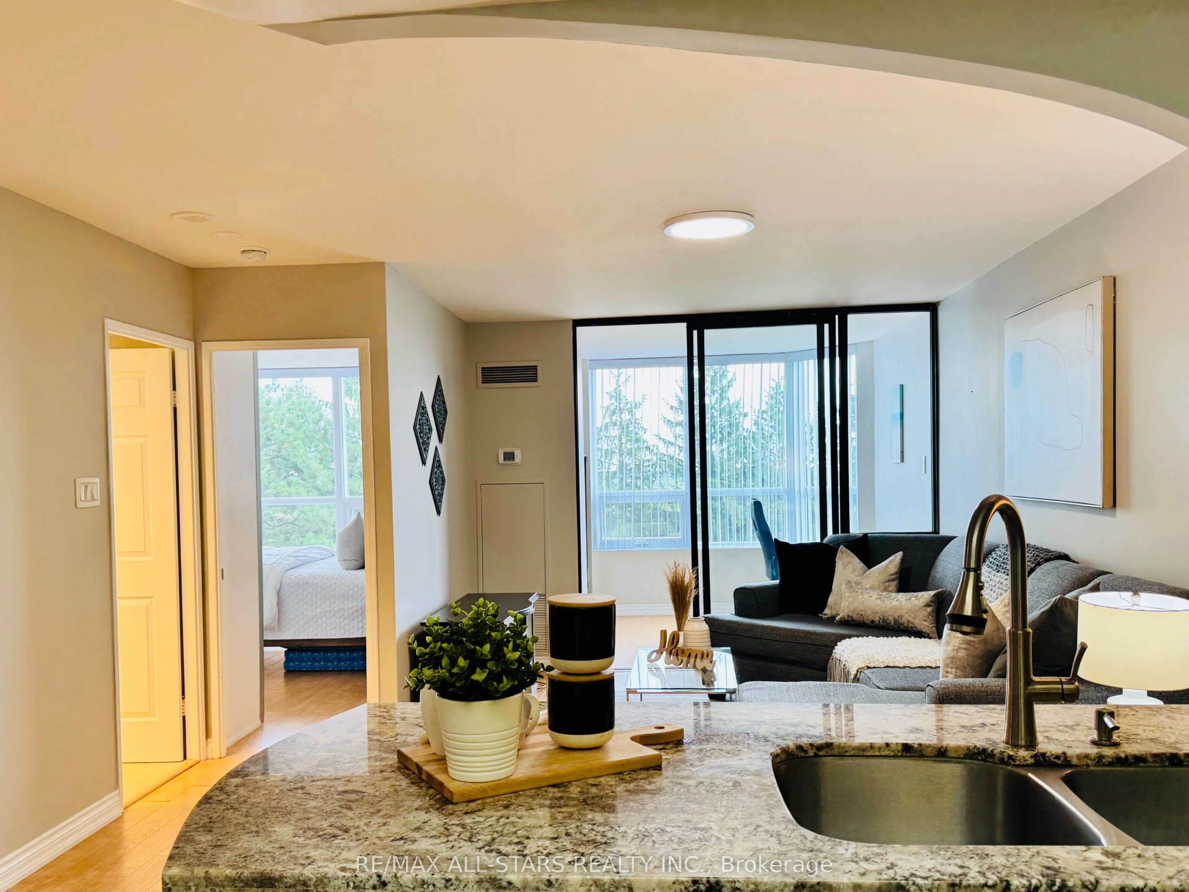 7601 Bathurst Street #402