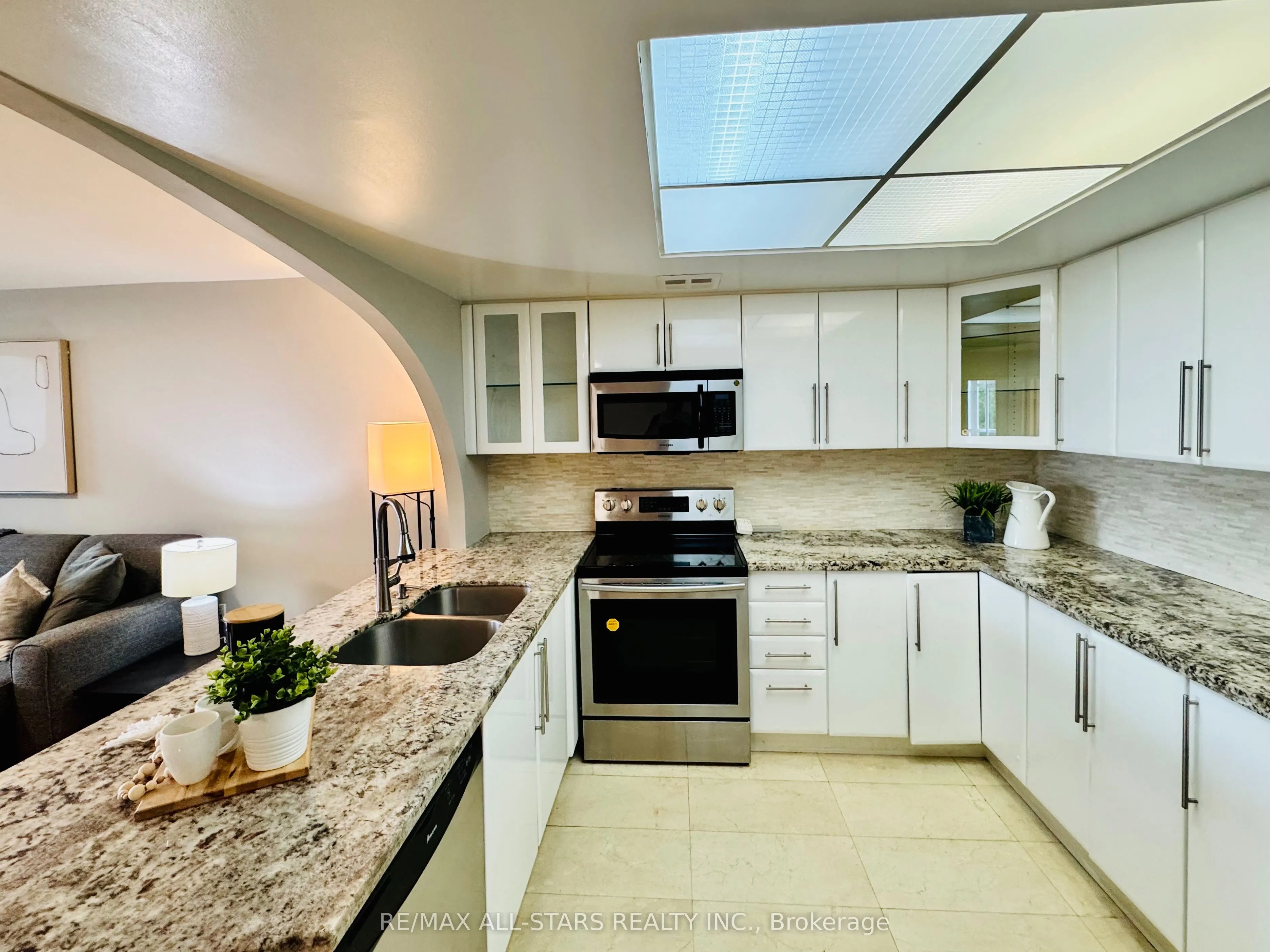 7601 Bathurst Street #402