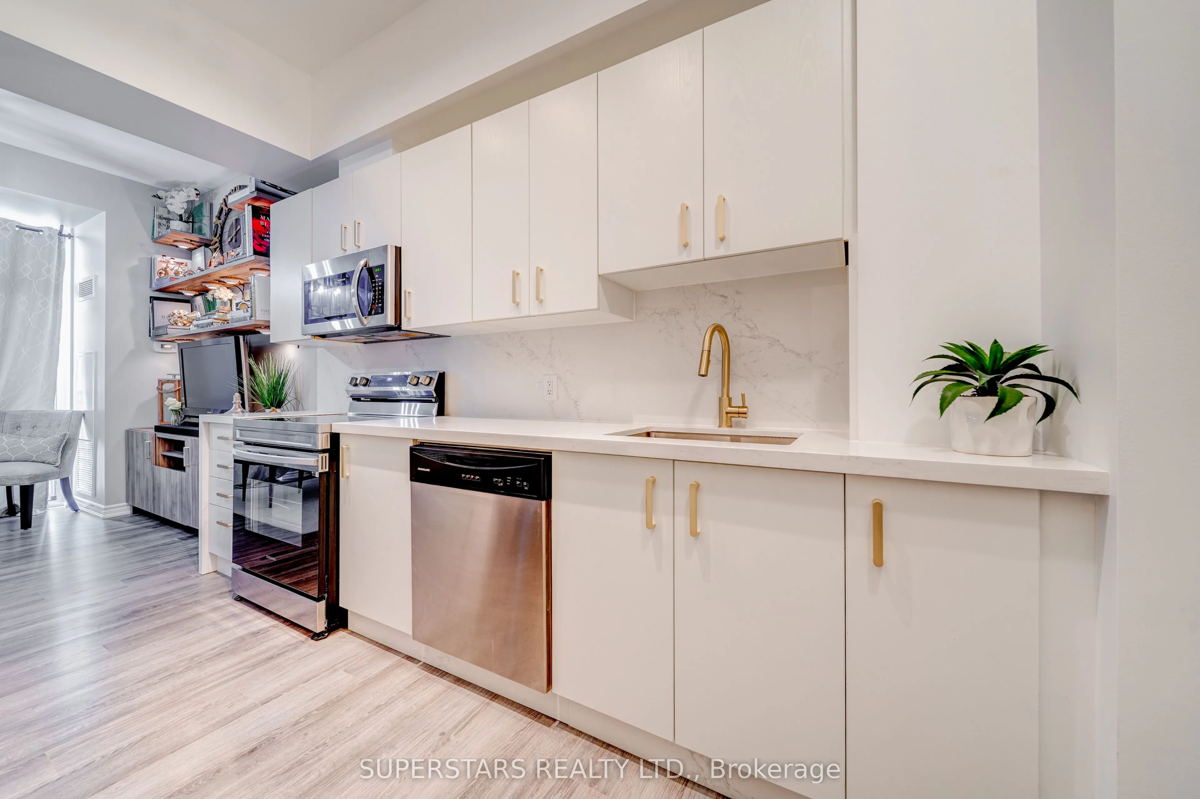 11611 Yonge Street #525