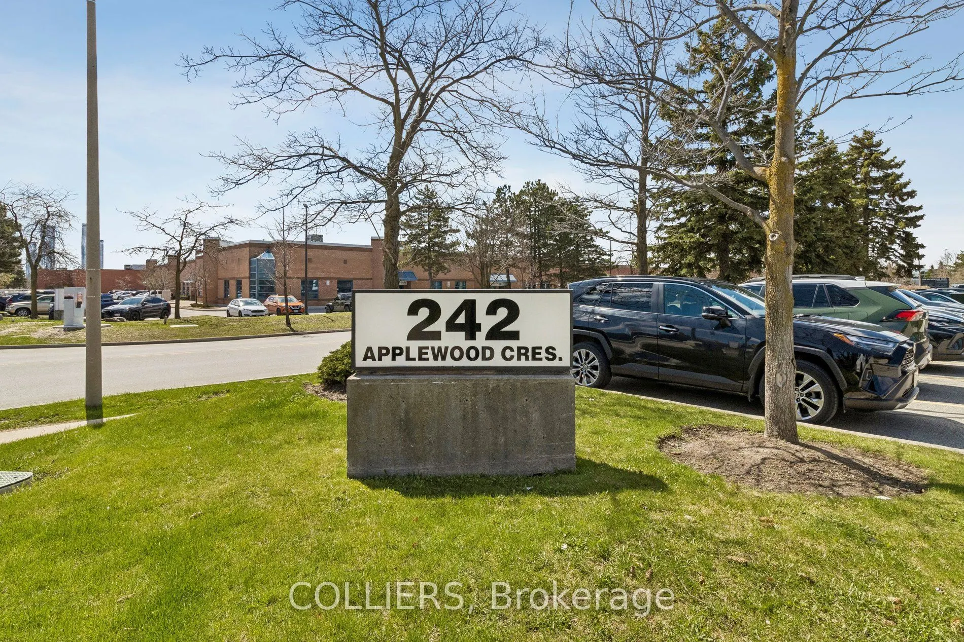 242 Applewood Crescent #10
