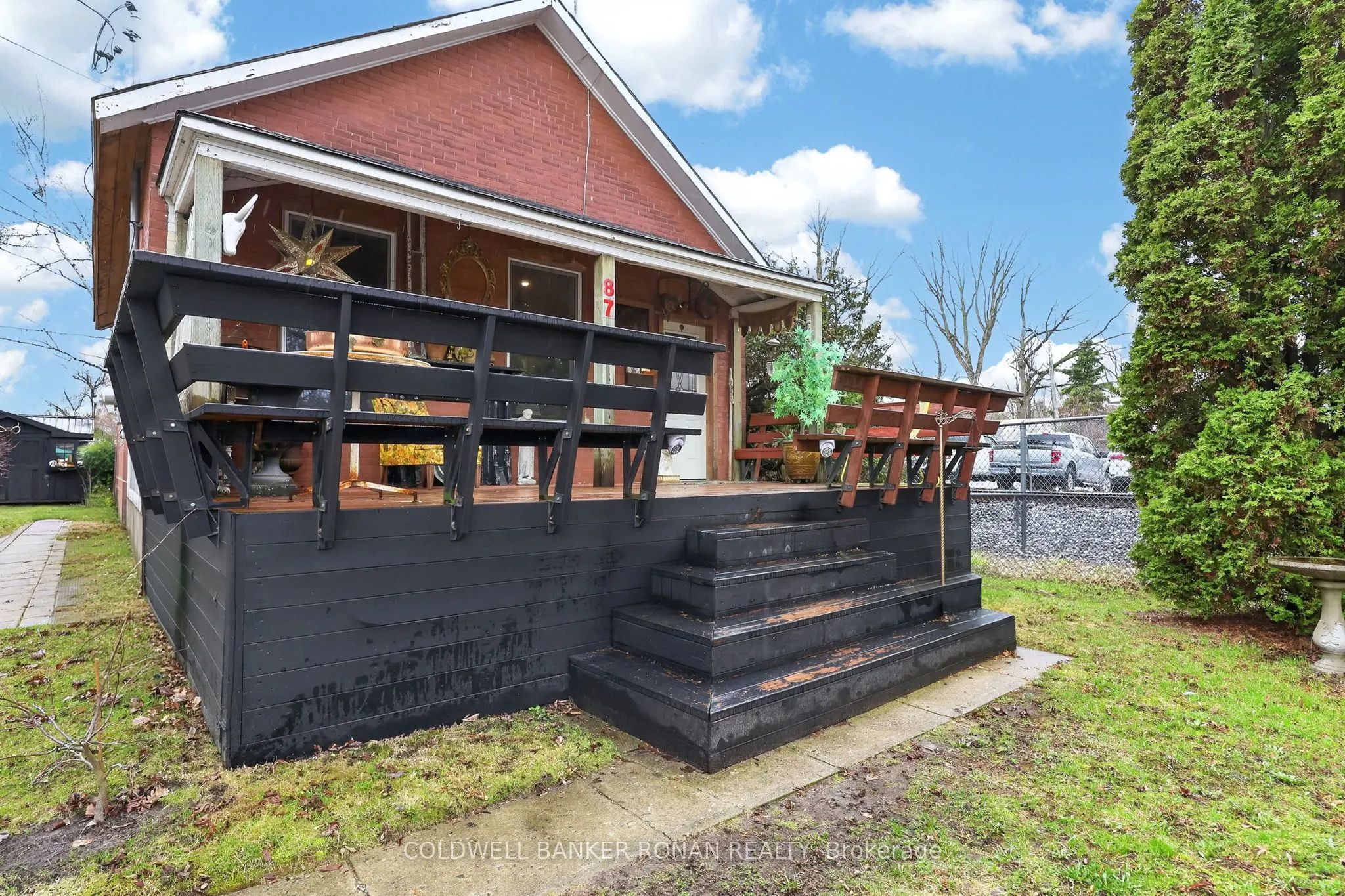87 Wellington Street E