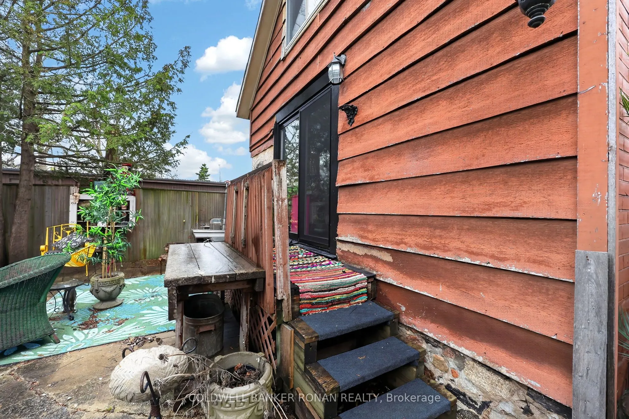 87 Wellington Street E