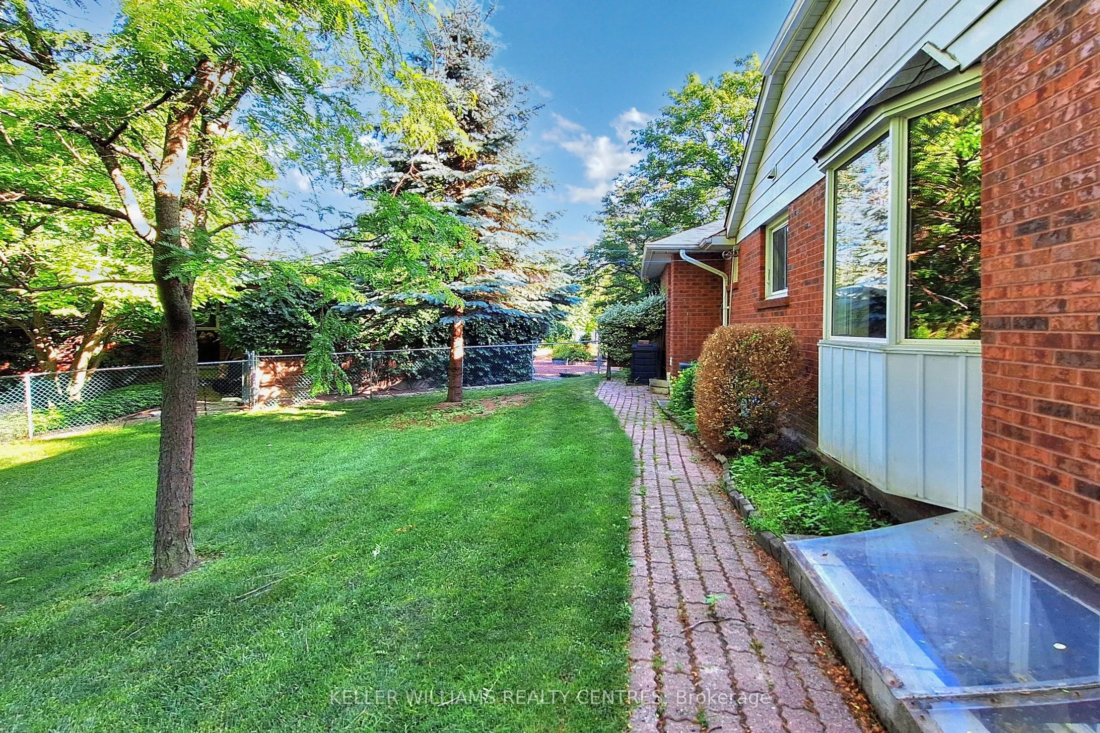 27 Hawthorne Lane