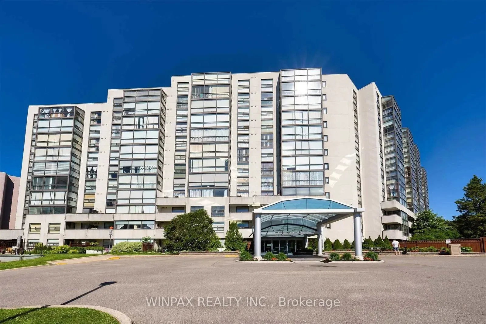 20 Harding Boulevard #1202
